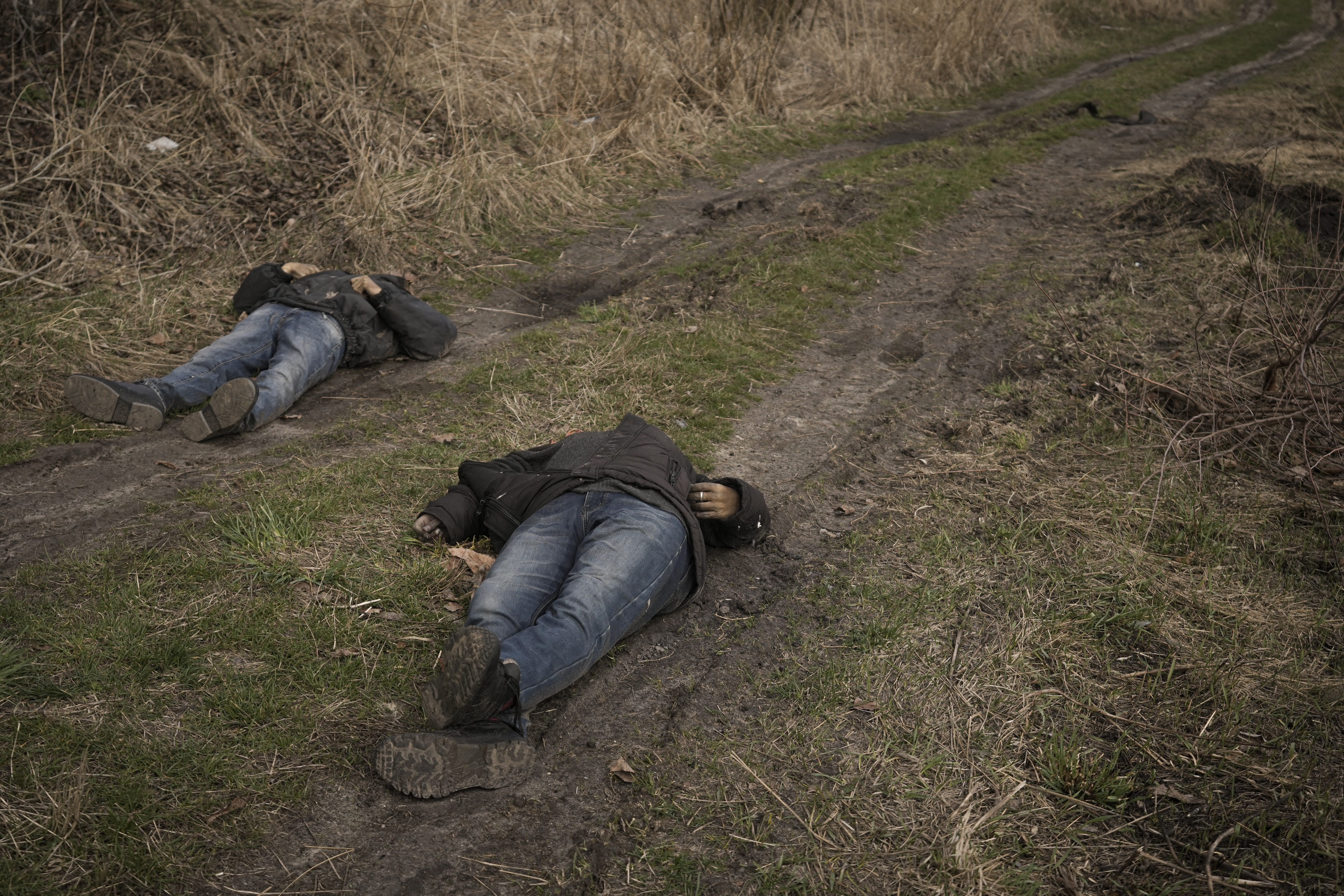 Los cuerpos de dos civiles asesinados en Bucha (AP/Vadim Ghirda)