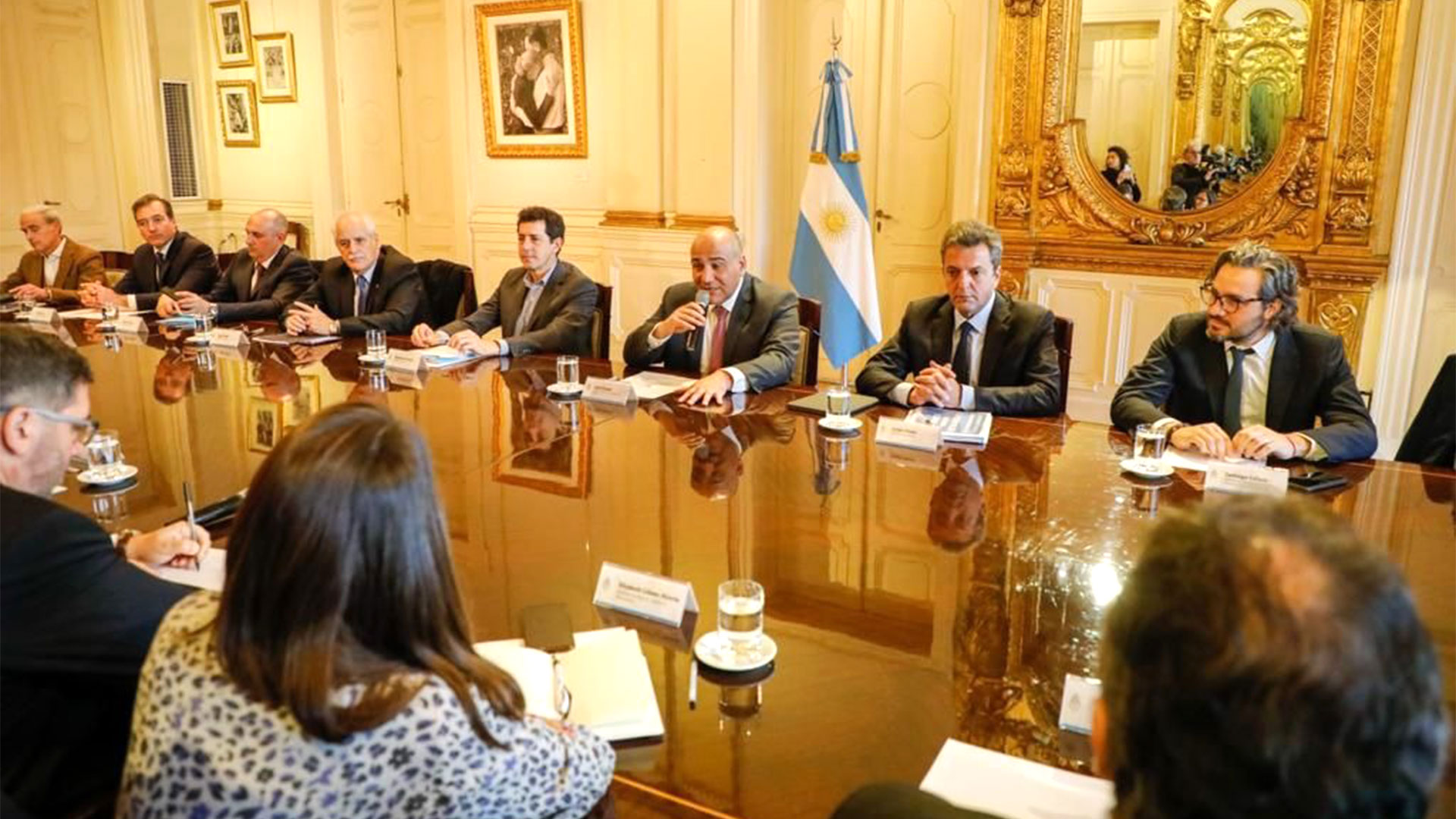 Juan Manzur habla y Sergio Massa escucha durante su primera participación como ministro de Economía