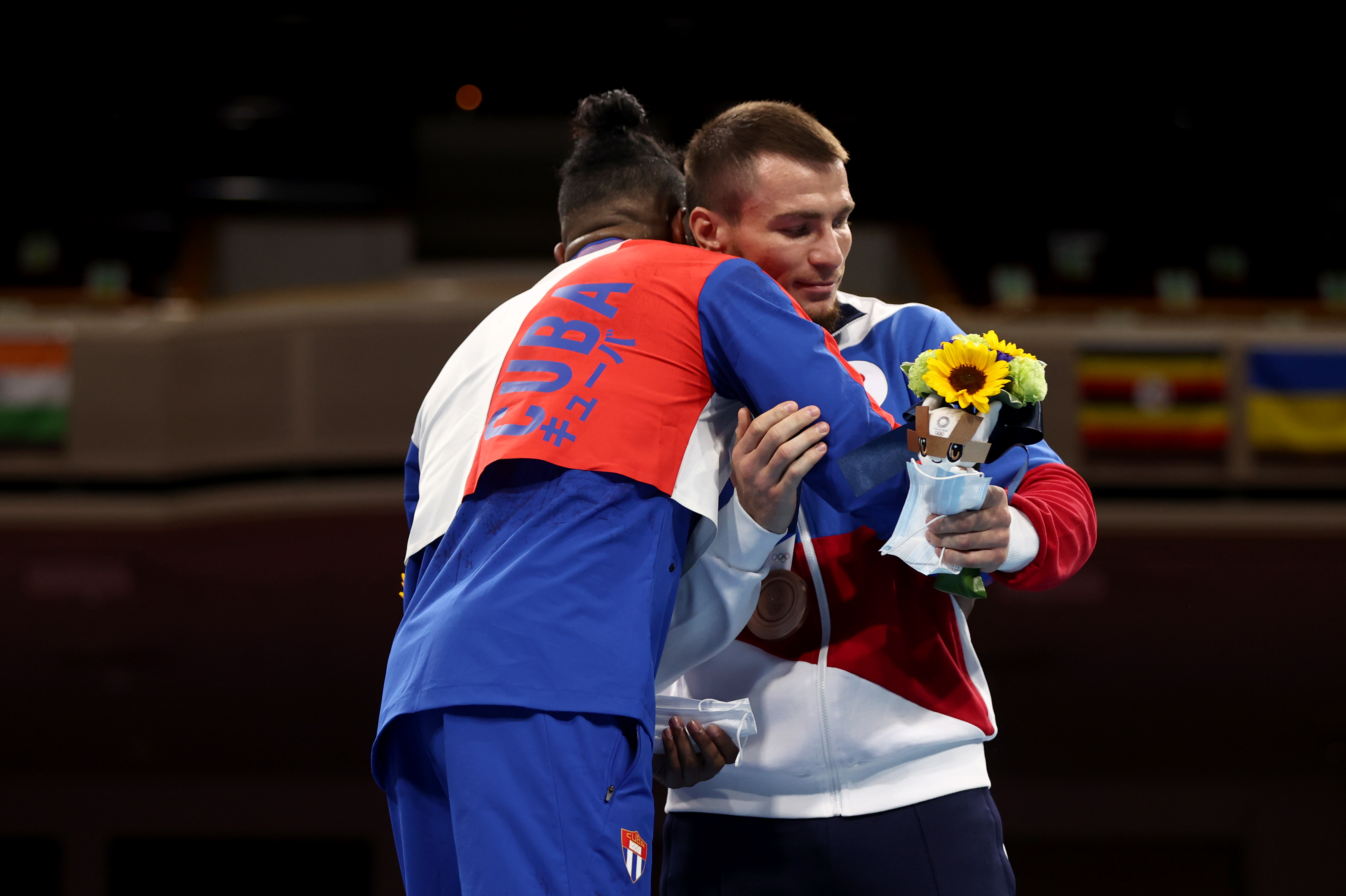  El medallista de oro de la categoría de peso semipesado de boxeo, Arlen López Cardona de Cuba, abraza al ganador de la presea de bronce Imam Khataev, del Comité Olímpico Ruso.