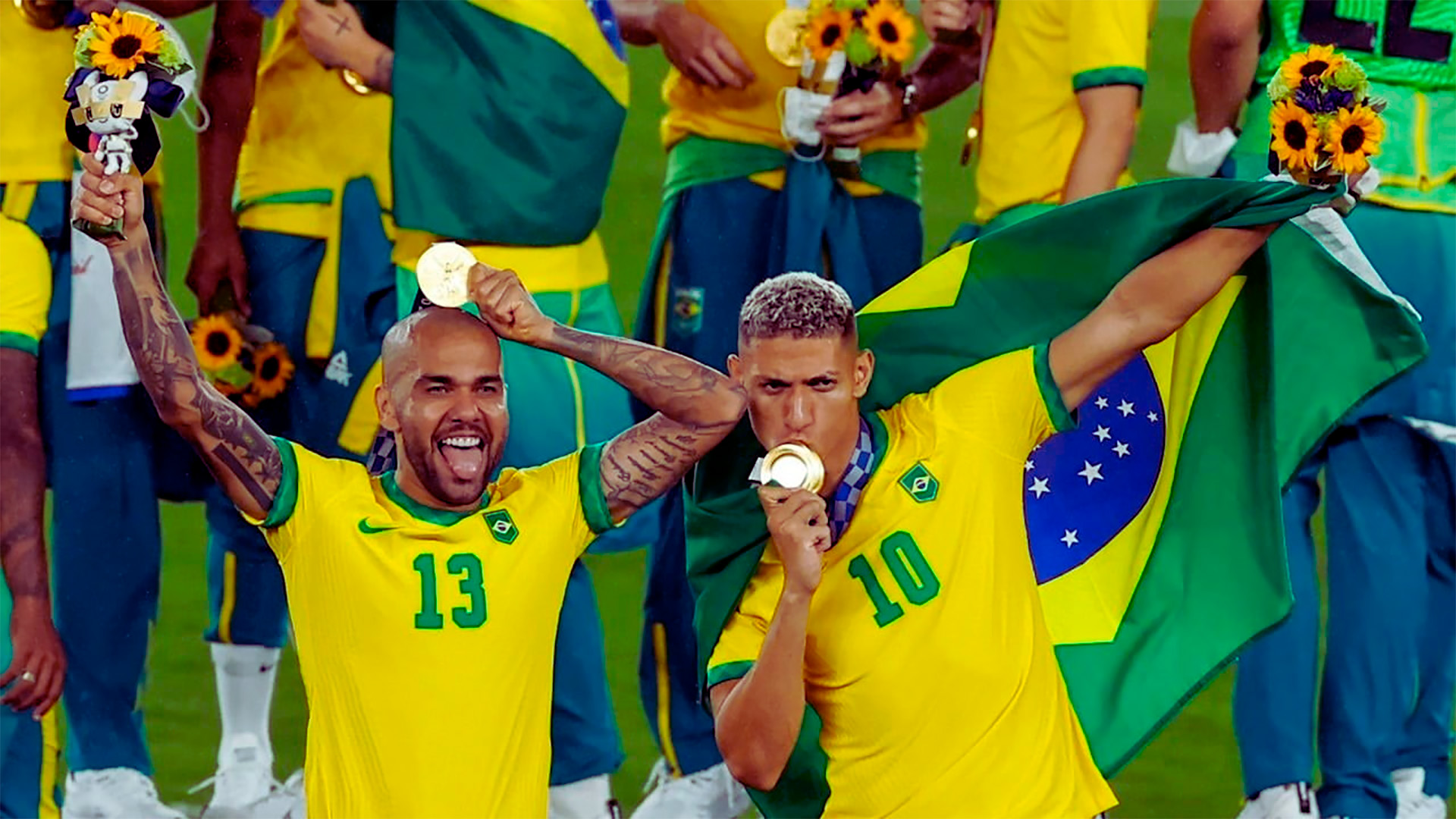 The greatest winner in history and the figure of the last Games: Dani Alves and Richarlison celebrate the two-time Olympic championship won in Tokyo.