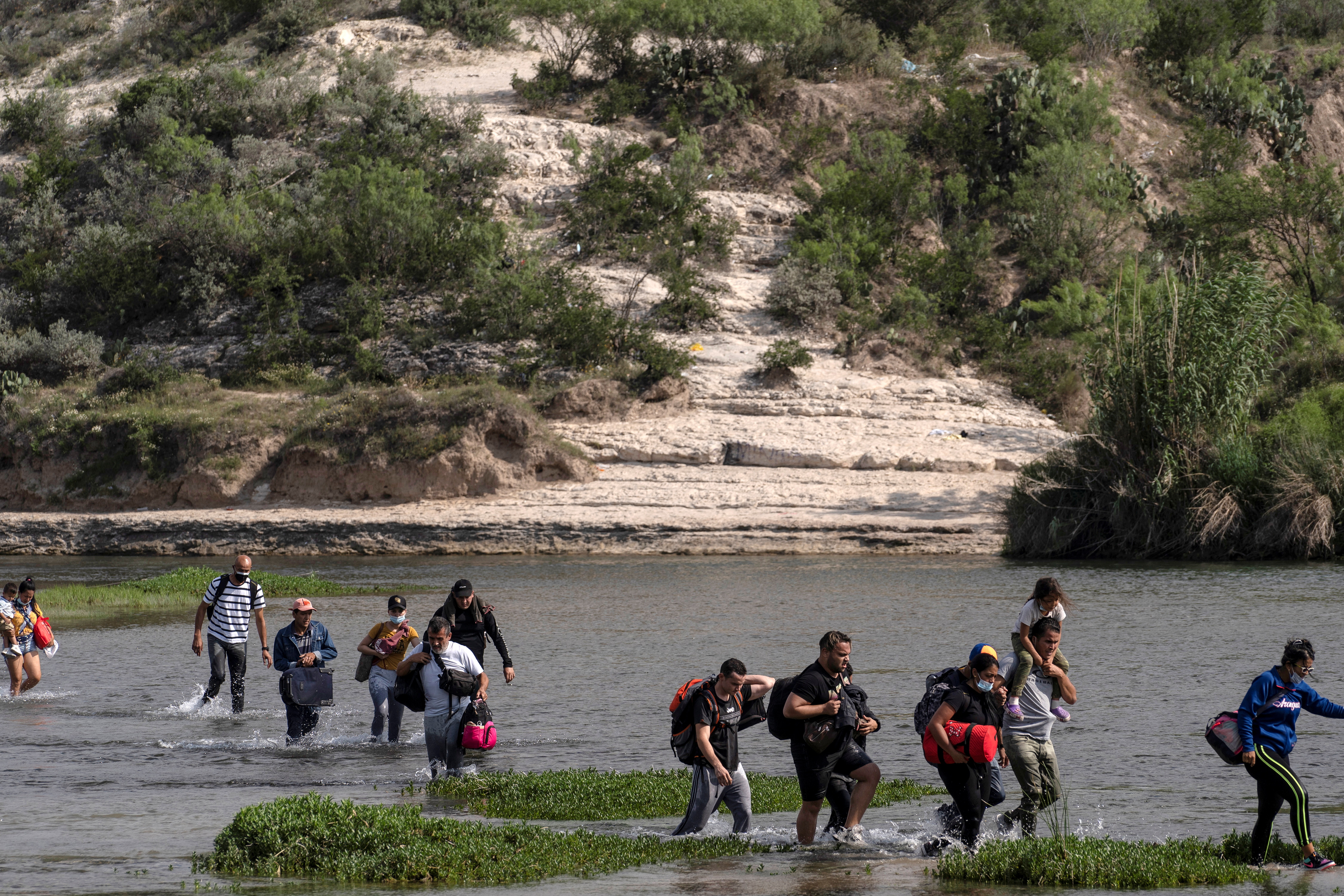 Venezolanos cruzan el río Grande 
