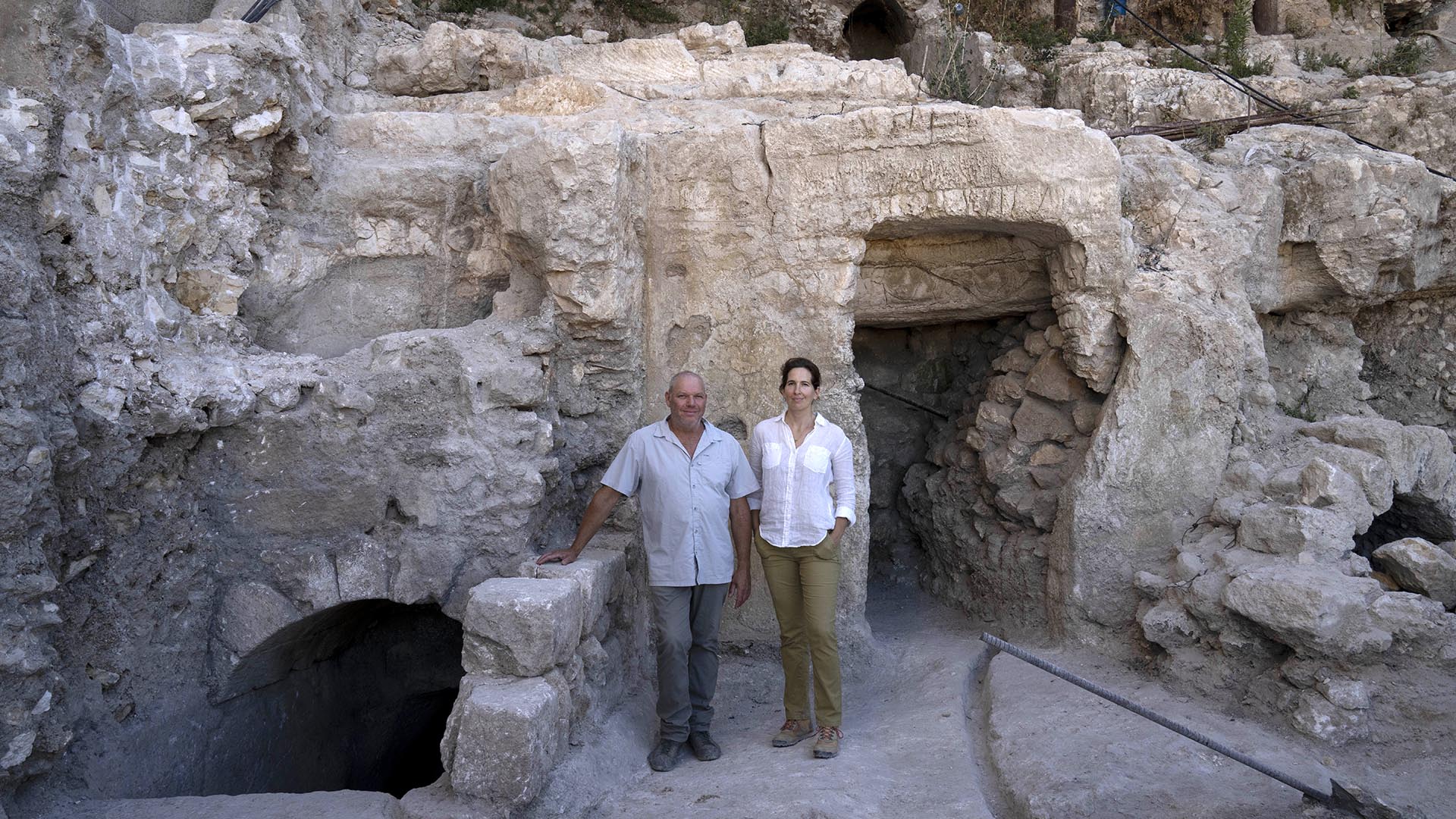 Los arqueólogos de la Universidad Hebrea, el Dr. Oren Gutfeld, a la izquierda, y Michal Haber, posan para un retrato en el sitio de un baño ritual judío o mikve. (Foto AP/Maya Alleruzzo)

