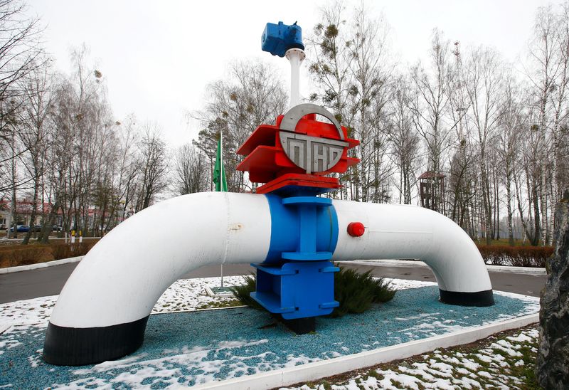 FOTO DE ARCHIVO: Un modelo de tubería a la entrada de la estación de bombeo de petróleo de Gomel Transneft, que envía crudo ruso a través del tramo septentrional del oleoducto Druzhba hacia Polonia y Europa, cerca de Mozyr, Bielorrusia, el 4 de enero de 2020.  REUTERS/Vasily Fedosenko