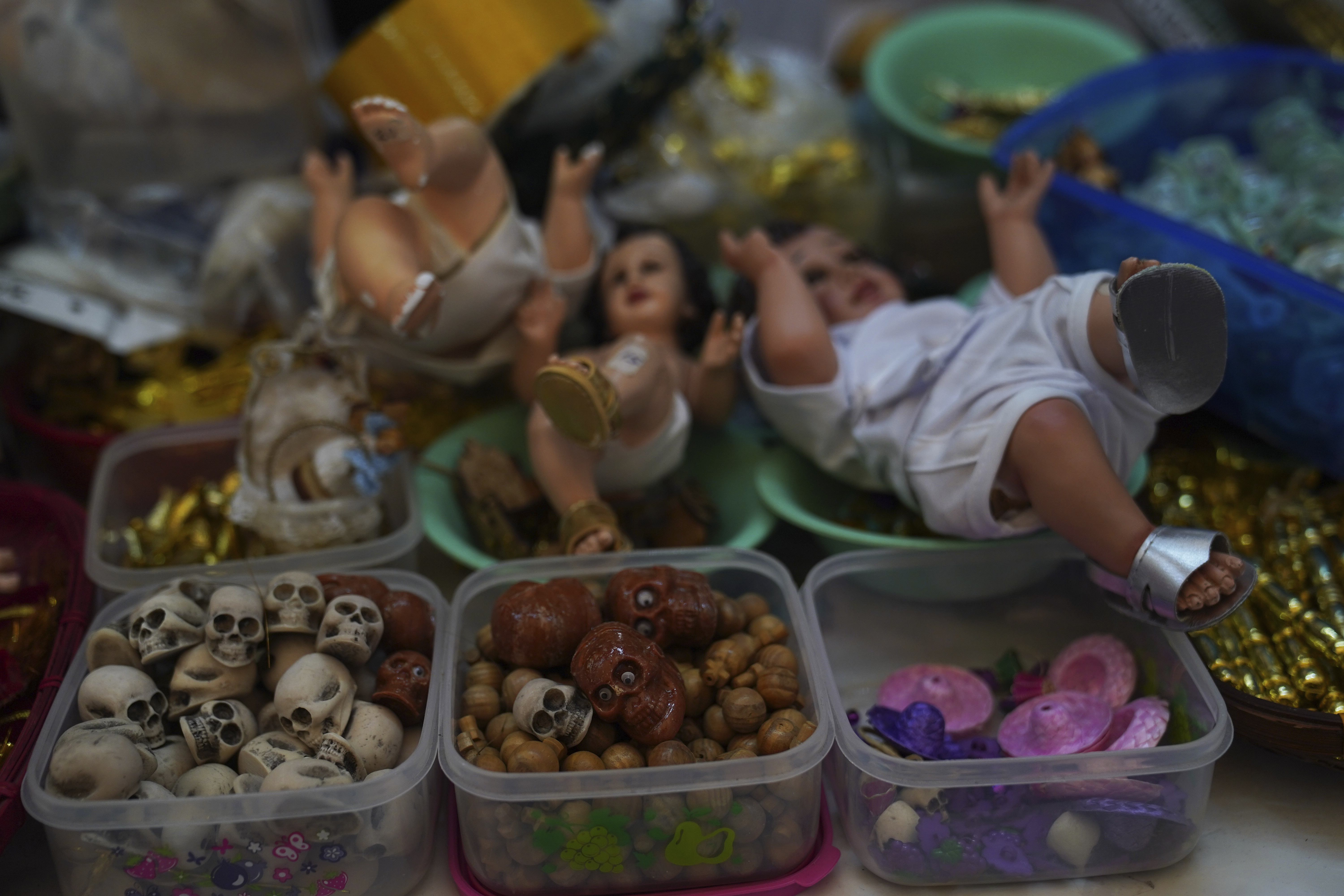 Una tienda muestra figuras del niño Dios en preparación para la fiesta del "Día de la Candelaria" en la Ciudad de México, el miércoles 25 de enero de 2023. (AP Foto/Marco Ugarte)