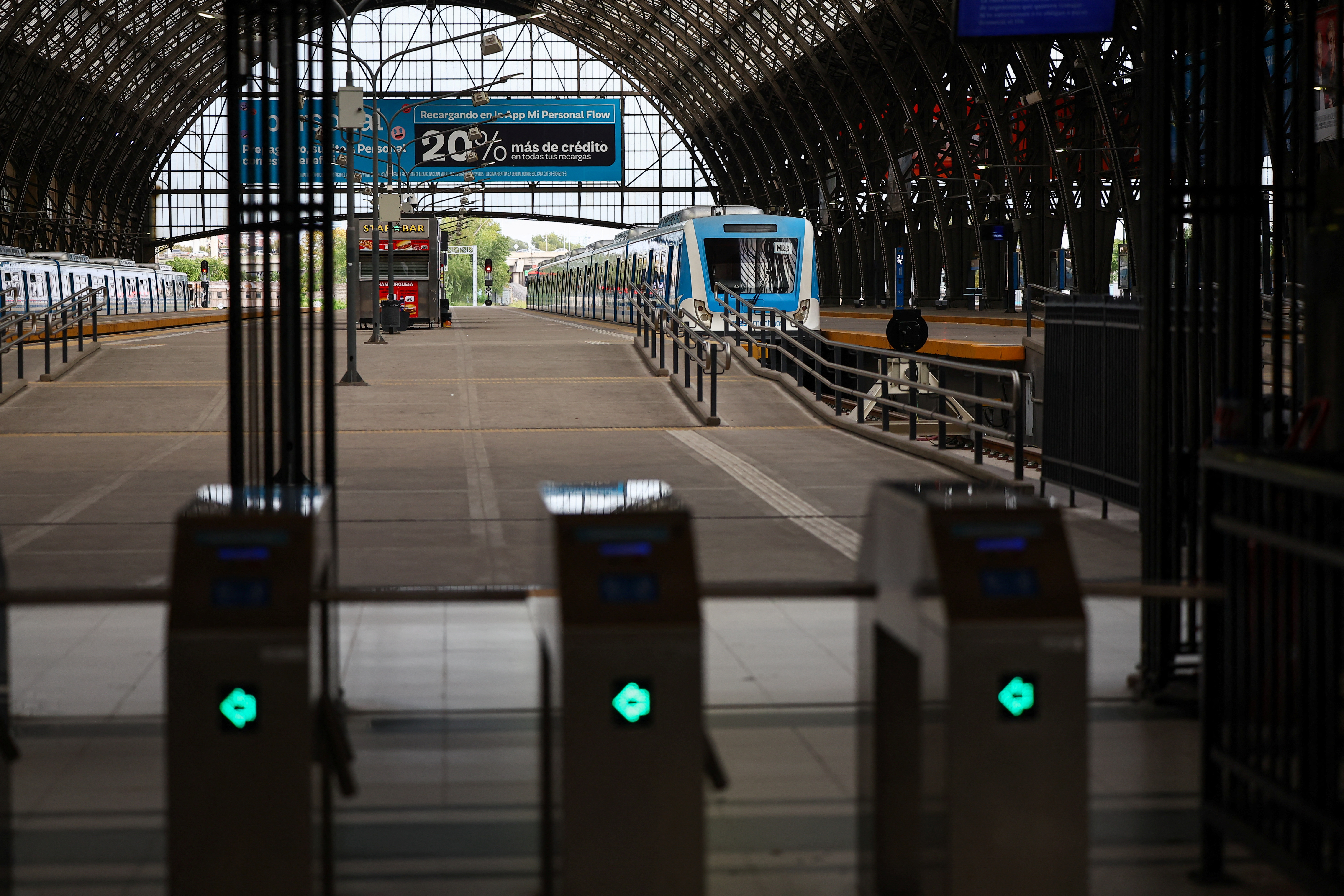“Nunca compré ropa en Argentina”: la frase de Caputo que reavivó el debate en medio del boom de compras en el exterior