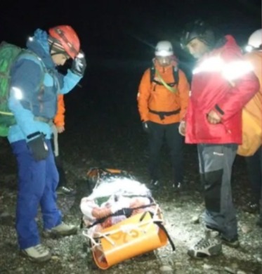 Impresionante operativo en Neuqu&eacute;n: caminaron durante ocho horas con raquetas en la nieve para rescatar a una mujer