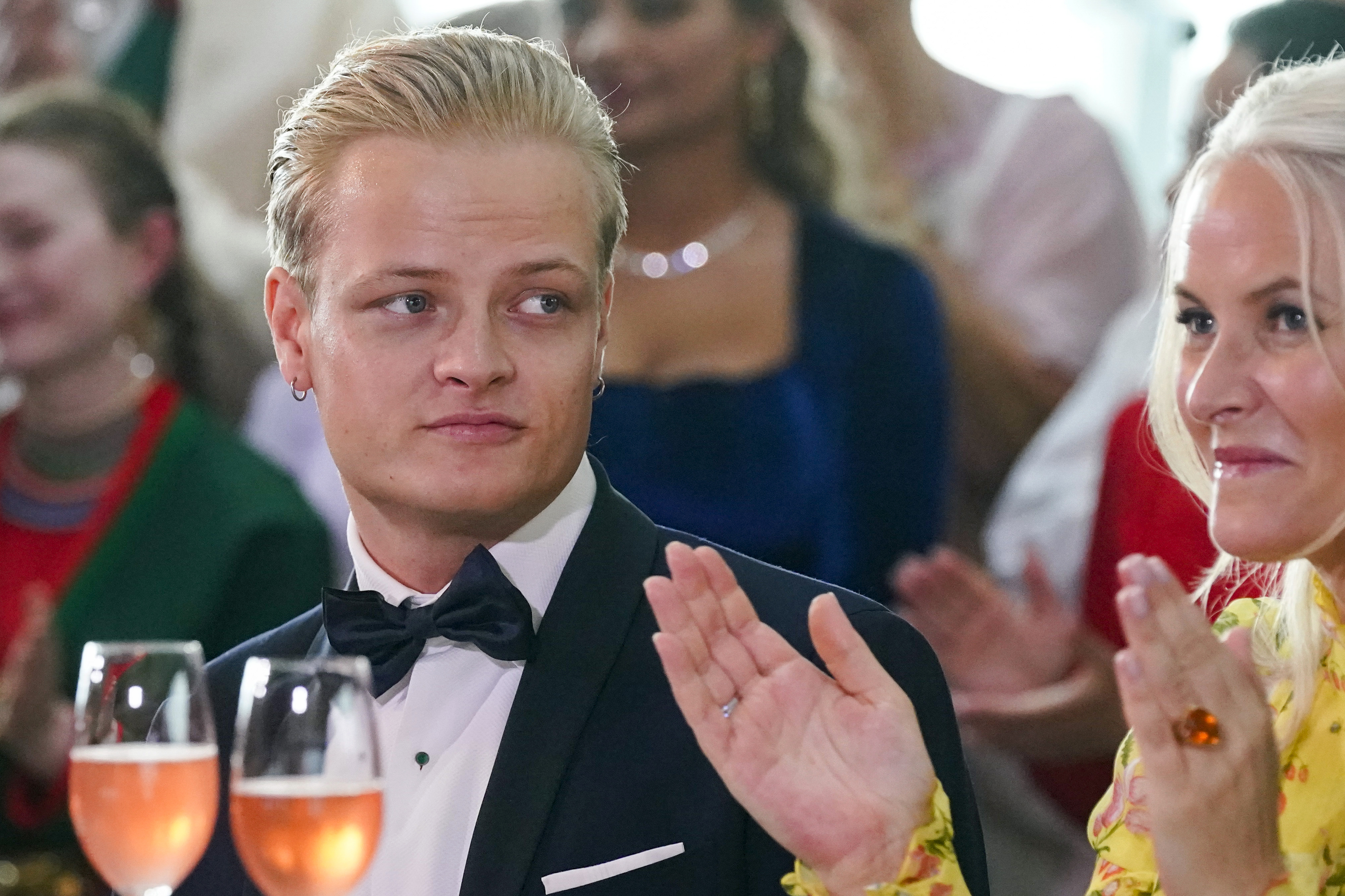 Marius Borg, hijo de la princesa de Noruega, fue imputado por cuatro violaciones y otros 28 delitos  