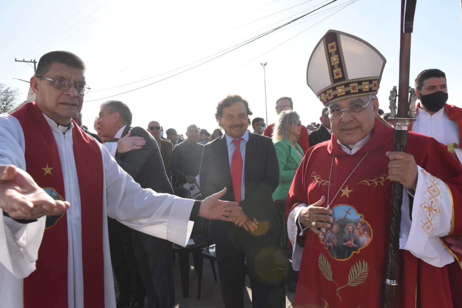 El cardenal Semeraro, que declaró beatos de Ortíz de Zárate y Solinas, y detrás el gobernador de Salta Gustavo Sáenz (Télam)