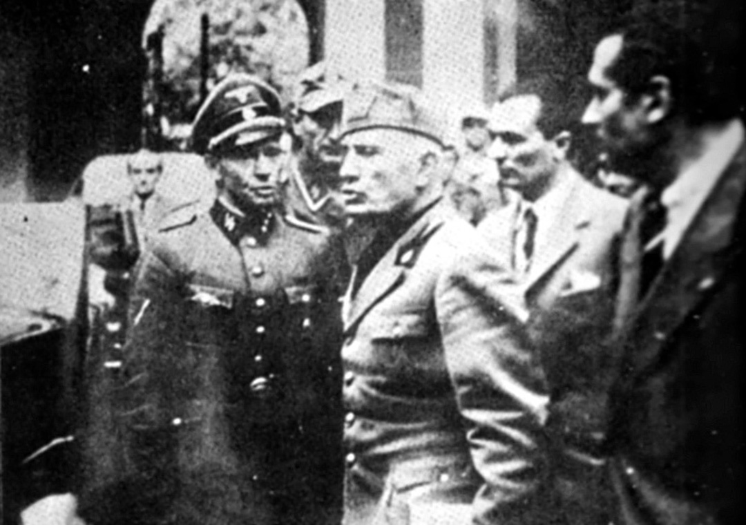 Se estima que esta es la última foto de Mussolini con vida, el 25 de abril de 1945 saliendo de la prefectura de Milán