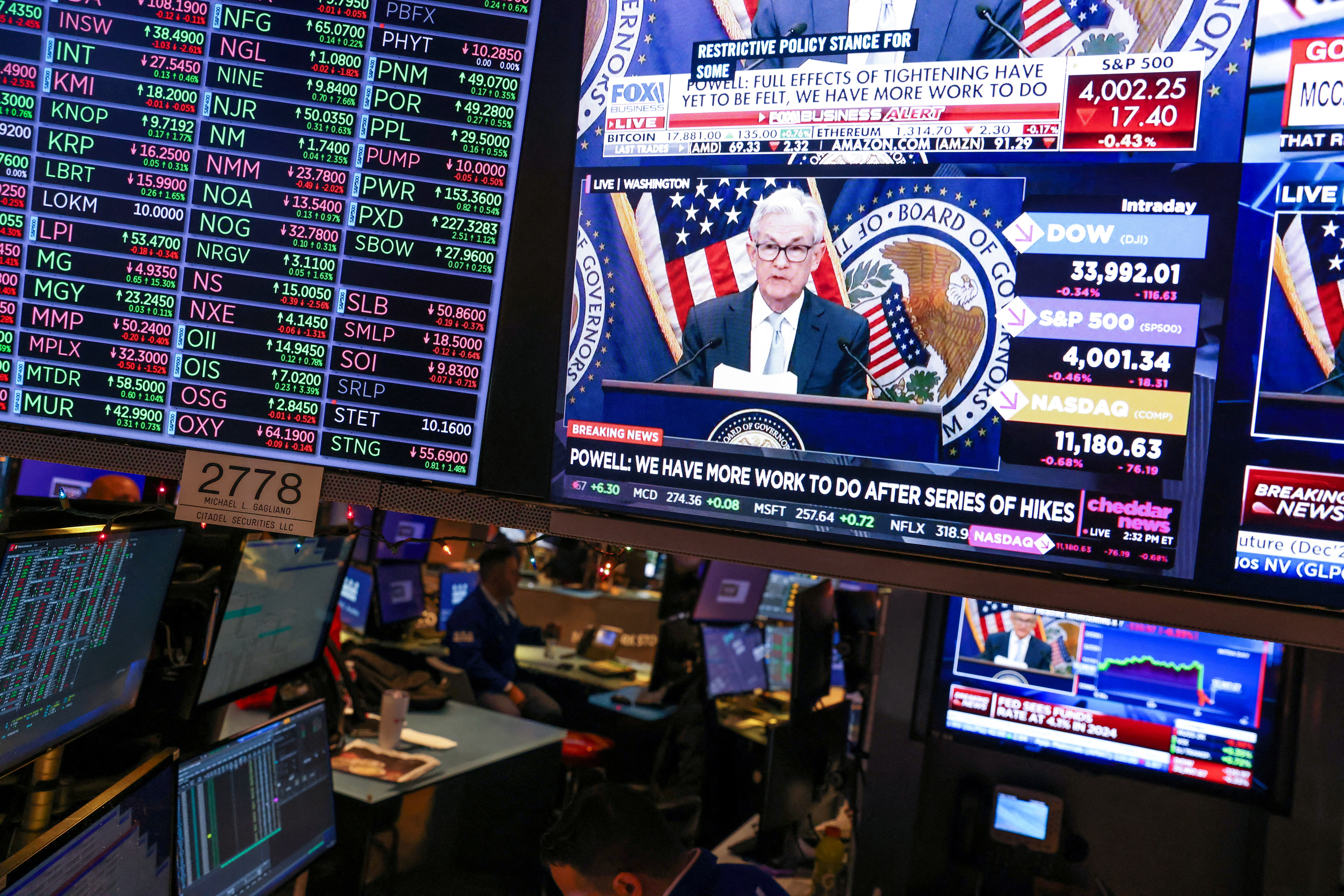Una pantala en la Bolsa de Nueva York muestra al jefe de la reserva federal, Jerome Powell (REUTERS/Andrew Kelly/File Photo)