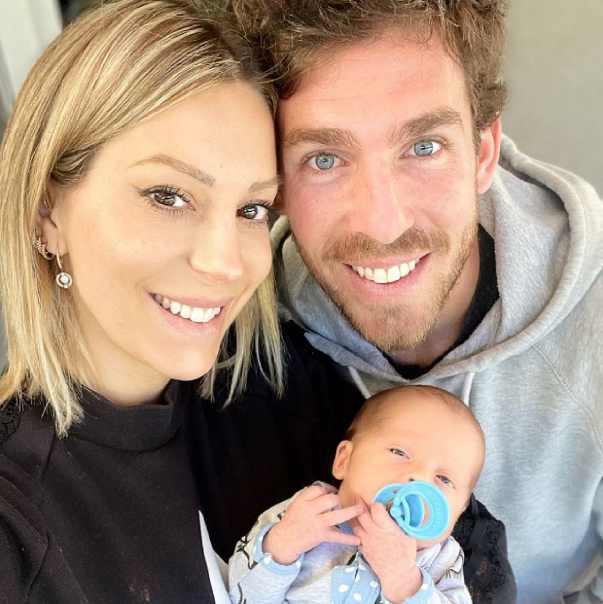 La familia unida: Noelia Marzol y Ramiro Arias junto a si bebé, Donatello