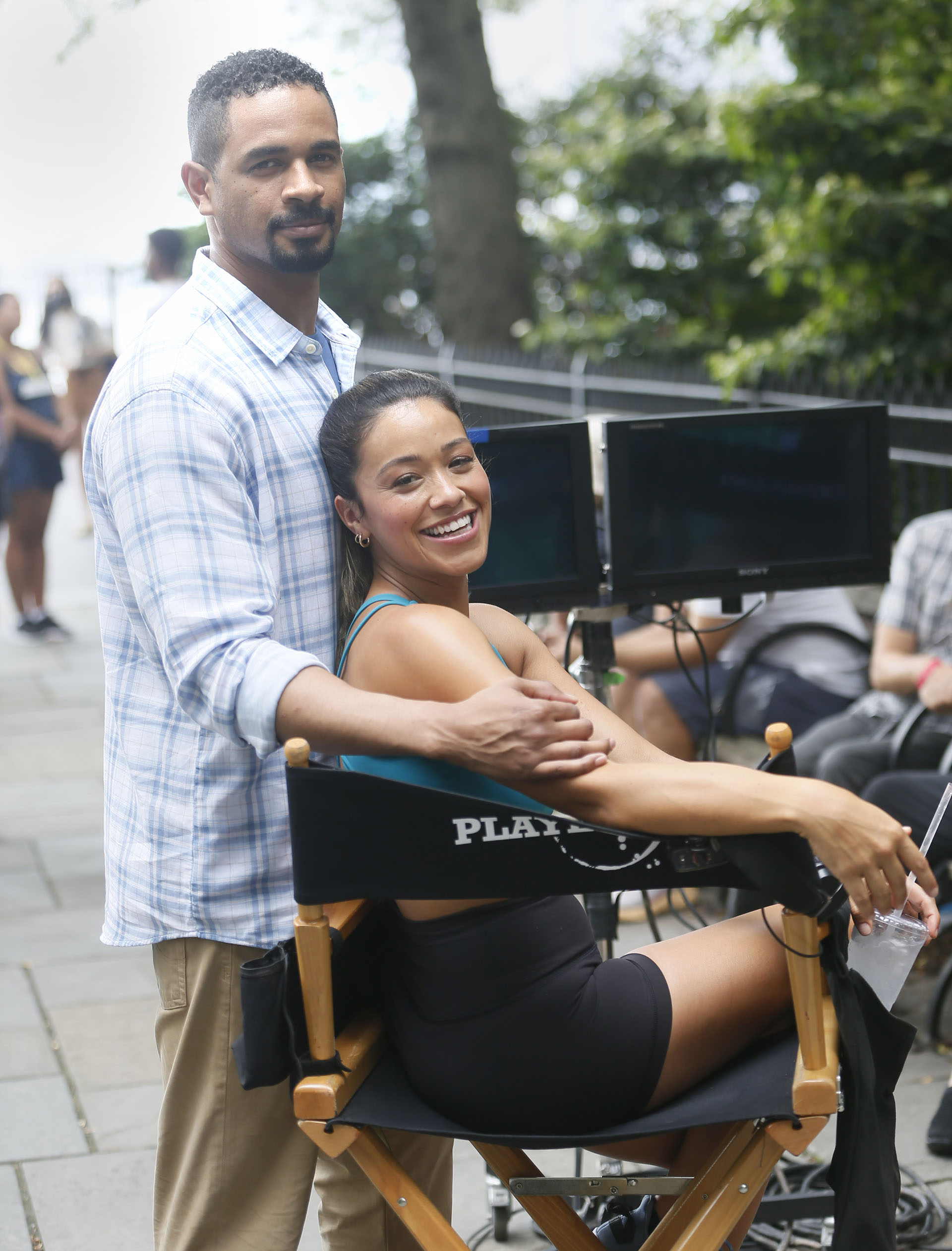 Gina Rodriguez filmó “Players” en un parque de Nueva York. Para ello, lució un conjunto deportivo de calzas cortas negras, un top azul y zapatillas grises (Fotos: The Grosby Group)