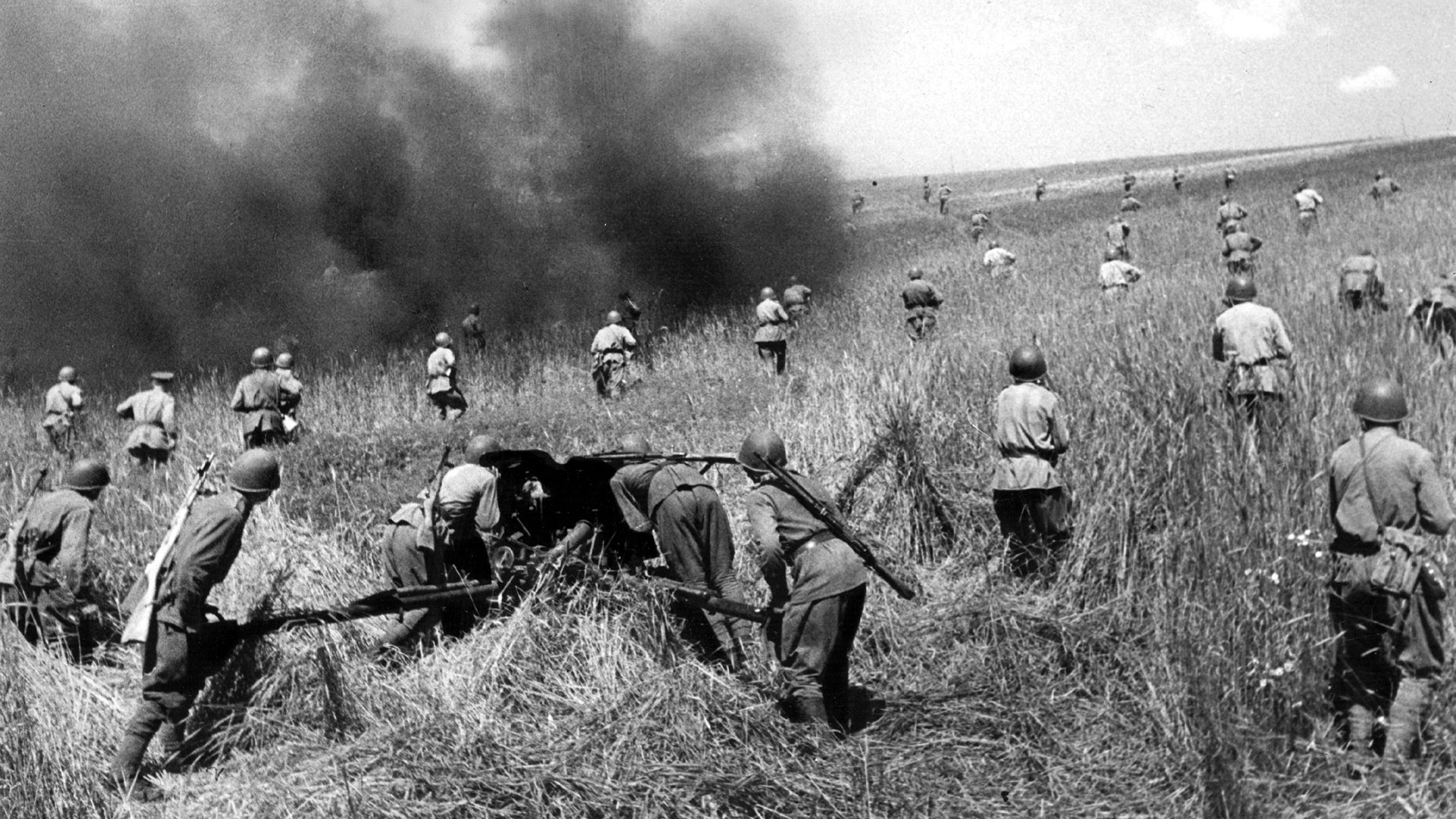 La infantería soviética durante la Segunda Guerra Mundial. Kalashnikov fue herido durante la batalla de Brianks (Alexander Ustinov/Slava Katamidze Collection/Getty Images)