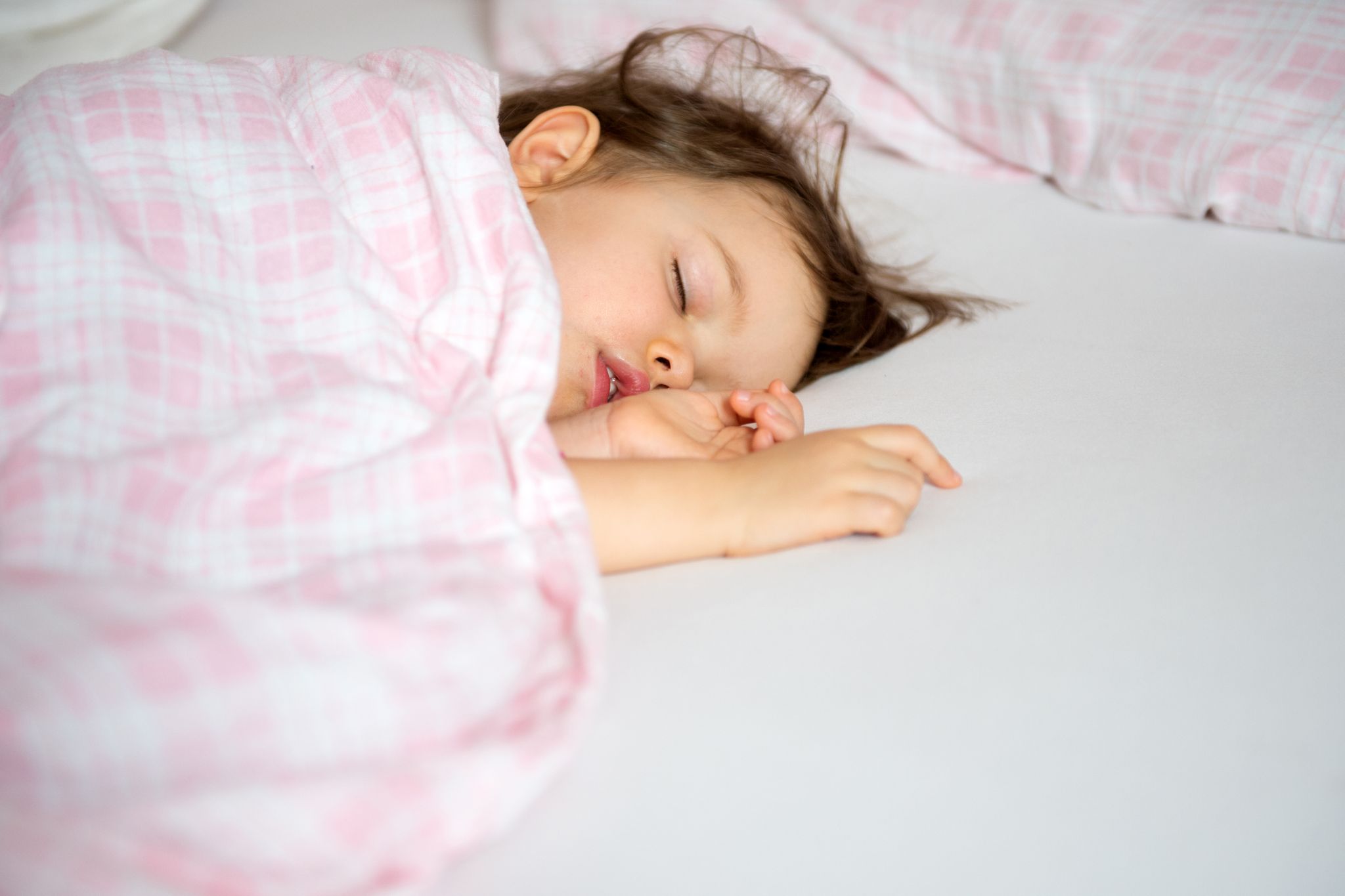Los niños menores de 2 años deben dormir en total 12 horas al día / Foto: Andrea Warnecke/dpa