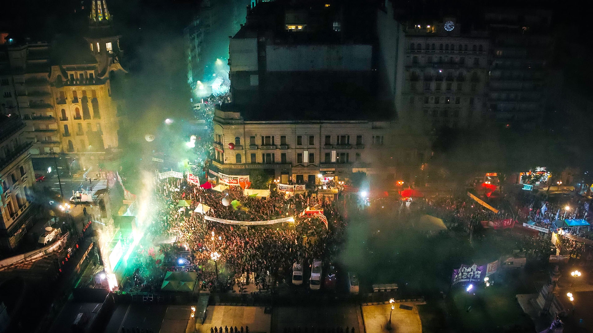 En las calles una multitud celebró la sanción de la ley
