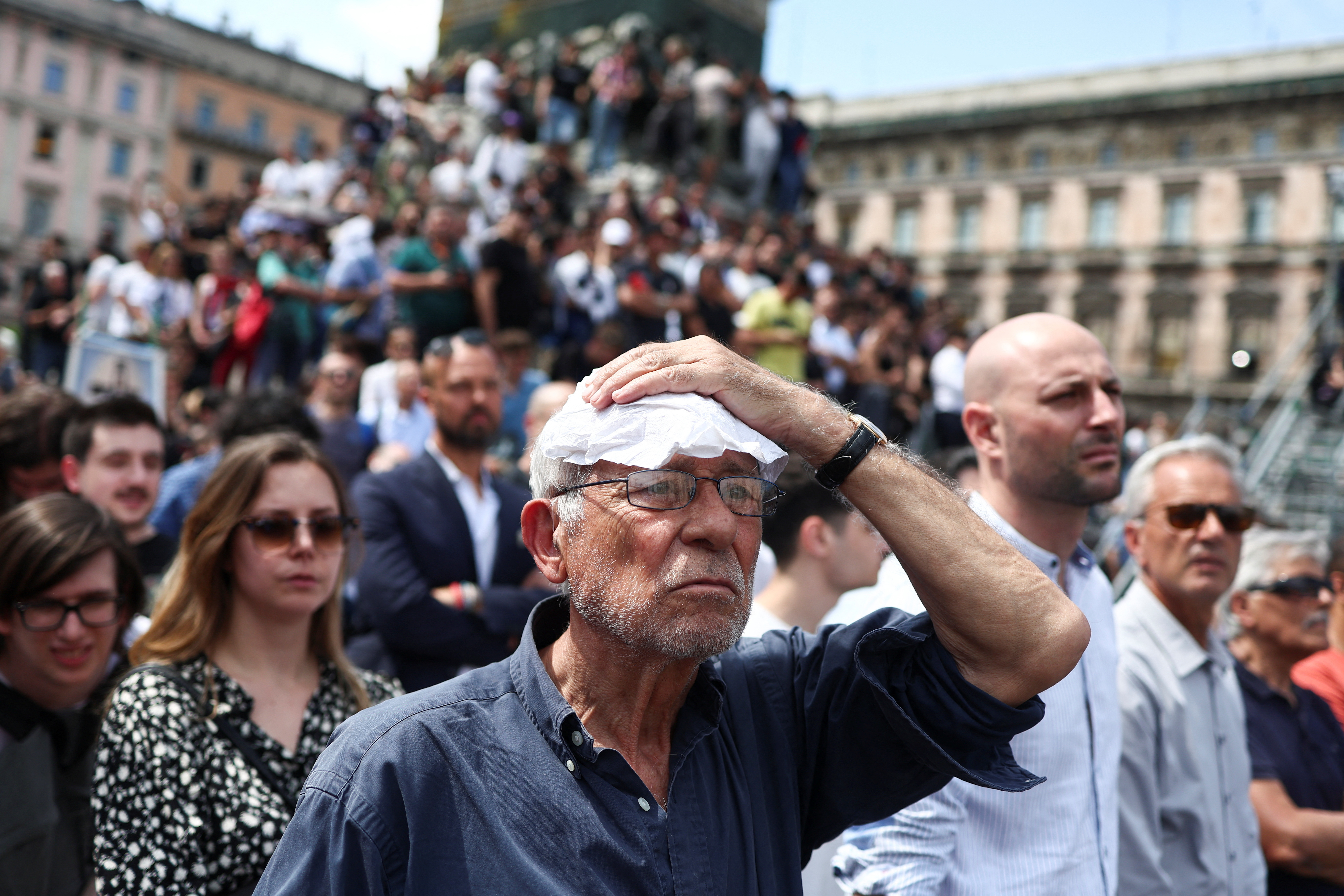 Un hombre mira durante el funeral del ex primer ministro italiano Silvio Berlusconi (REUTERS/Guglielmo Mangiapane)