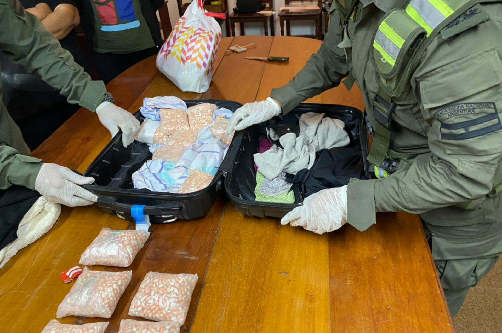 Corrientes: detuvieron a una mujer con más de 4 kilos de cocaína y más de 26 mil pastillas de éxtasis que viajaba en micro a la Ciudad de Buenos Aires