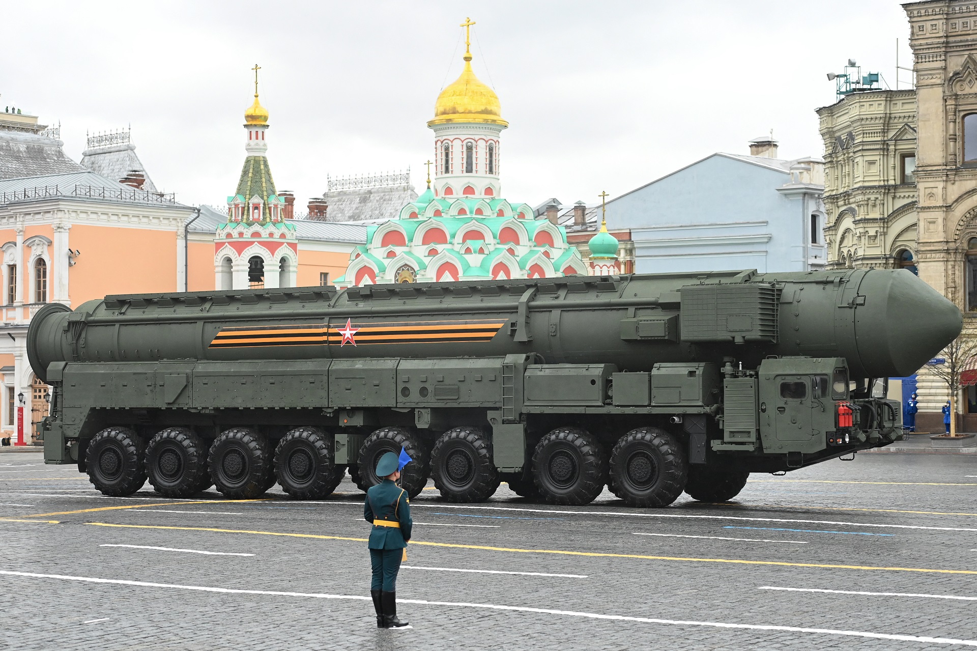 Un misil intercontinental Yars RS-24, durante un desfile militar en Moscú (Kirill KUDRYAVTSEV / AFP)