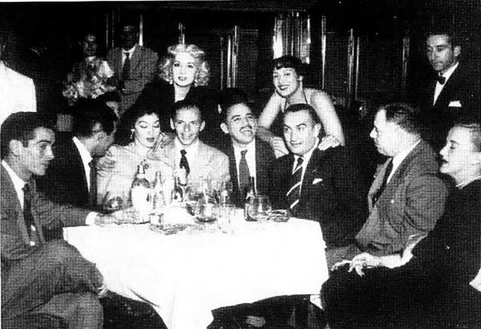 Sinatra en México en los años 50, acompañado de un grupo de amigos mexicanos.