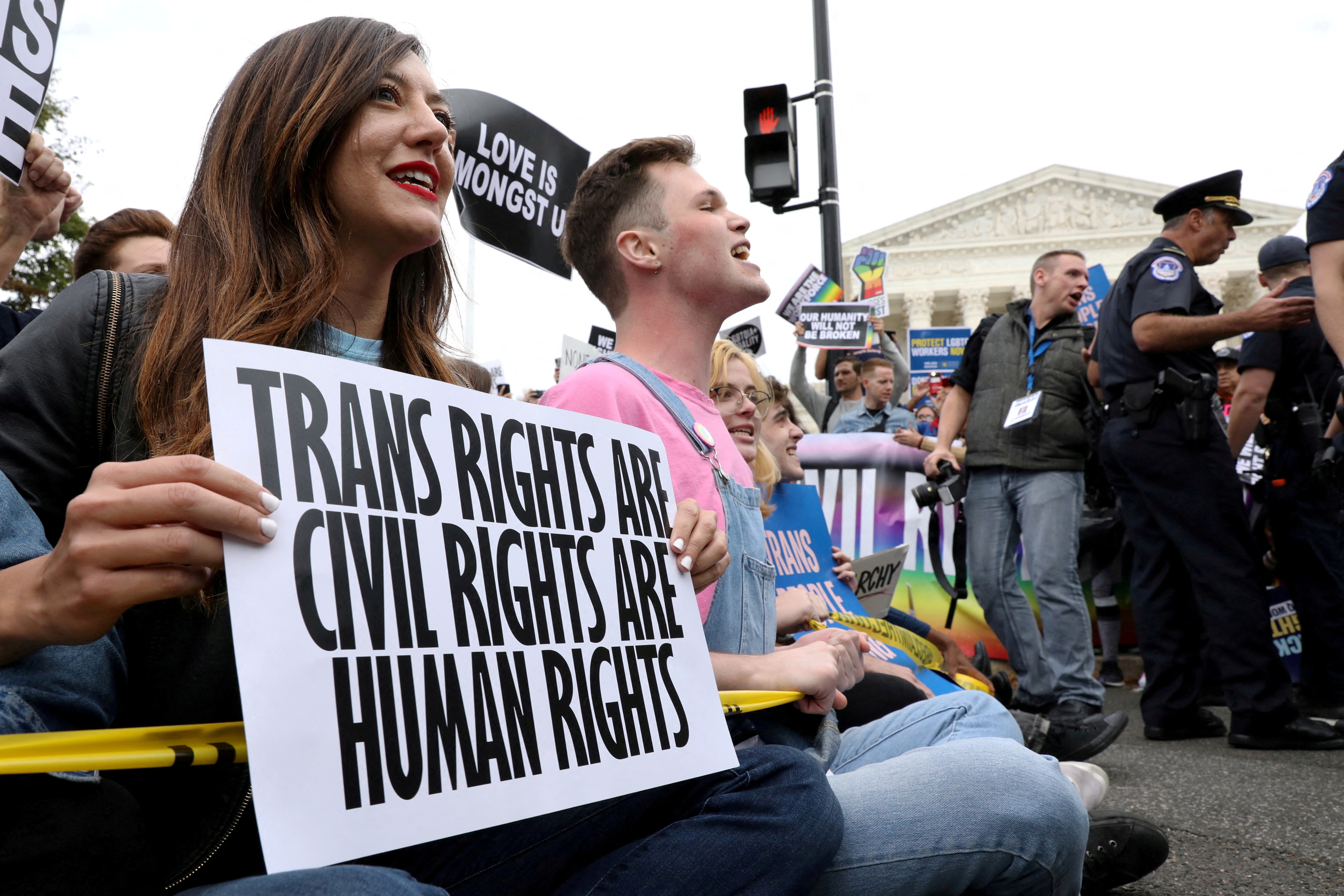Activistas piden más derechos para la comunidad LGBT+ ante la sede de la Corte Suprema de EEUU (REUTERS/Jonathan Ernst/Archivo)