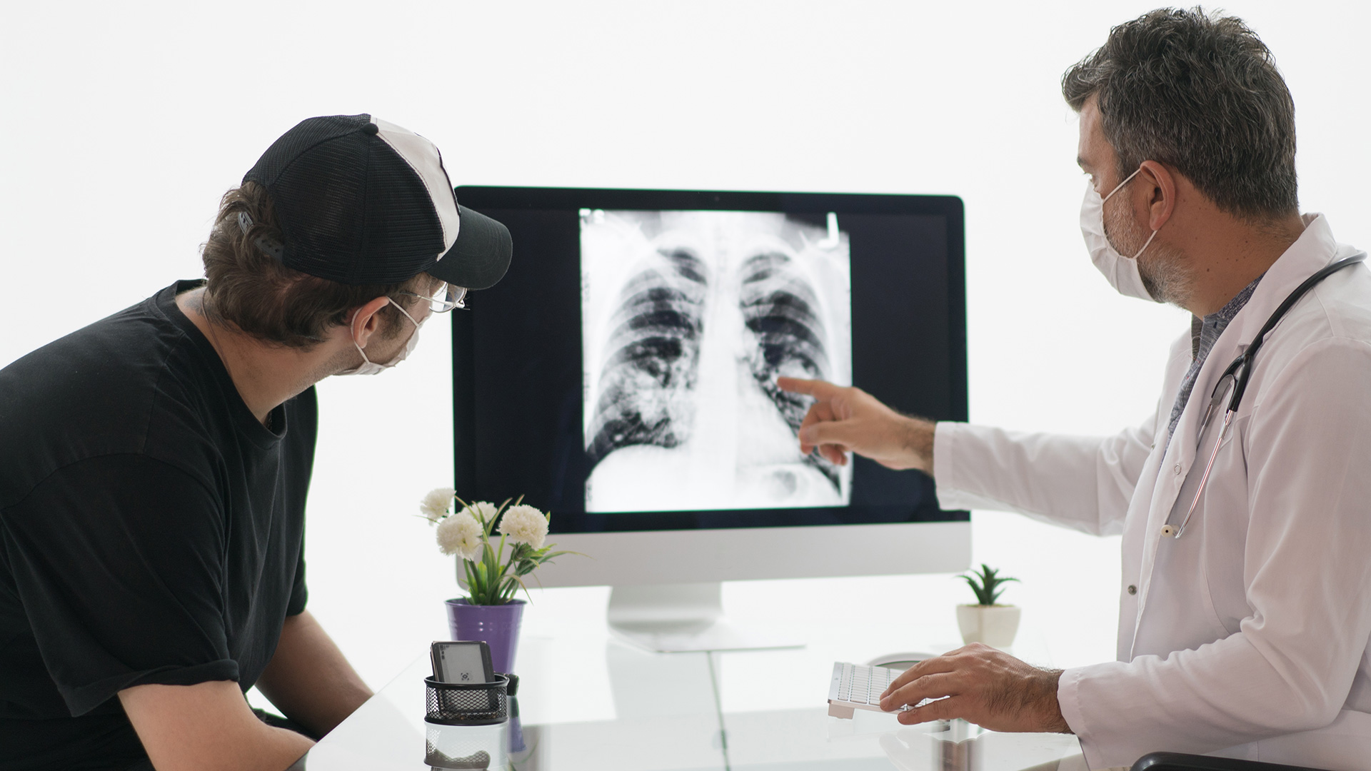 La radiografía de tórax puede dar pistas sobre posibles afecciones pulmonares, especialmente en las personas que son o han sido fumadoras