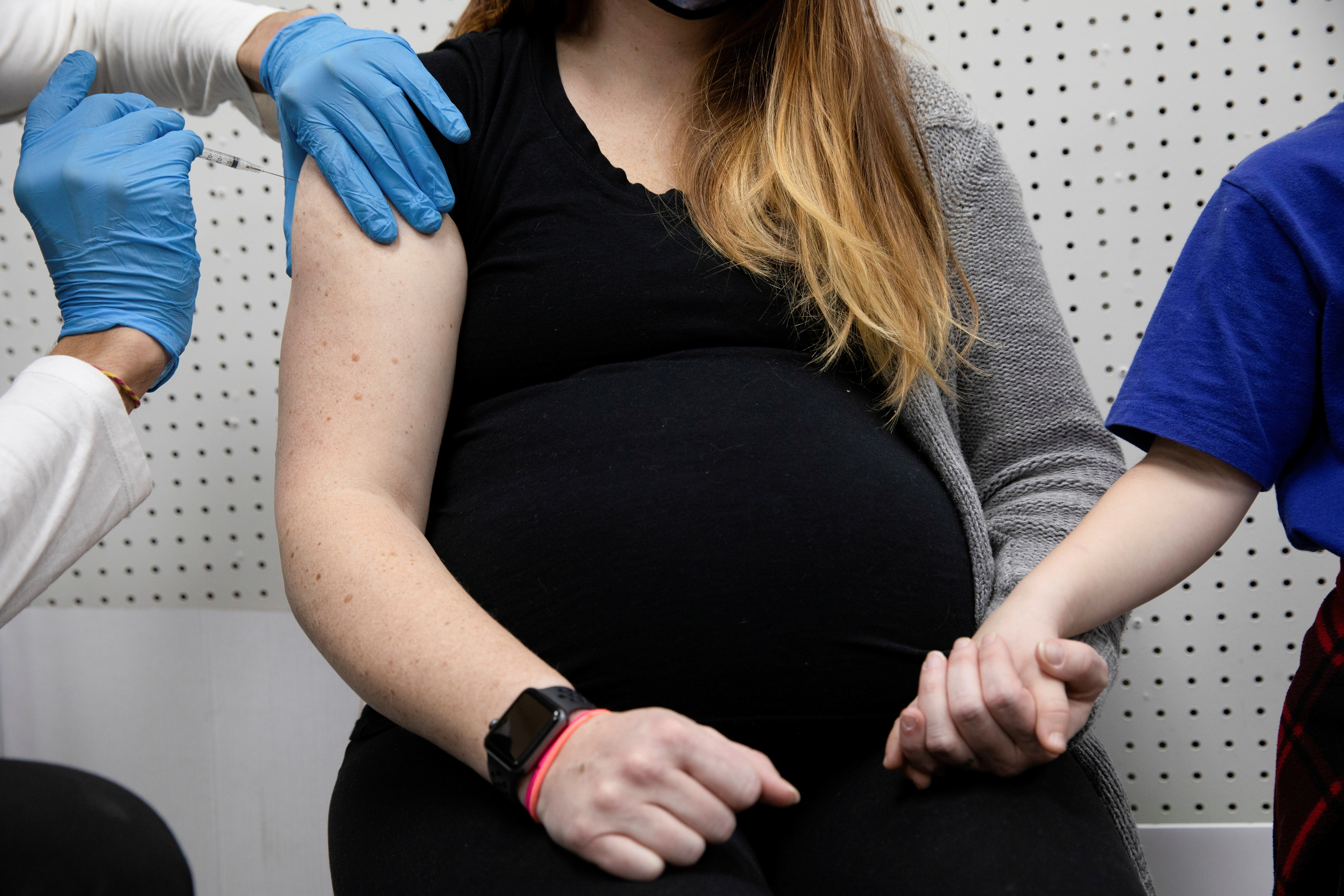 FOTO DE ARCHIVO: Una mujer embarazada recibe una vacuna para la enfermedad del coronavirus (COVID-19) en la farmacia Skippack en Schwenksville, Pensilvania, EE. UU., 11 de febrero de 2021. REUTERS / Hannah Beier 