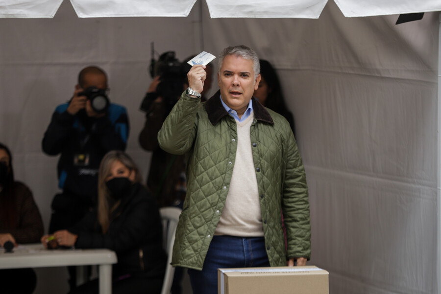 Bogotá, 19 de Junio de 2022. El Presidente Ivan Duque ejerce su derecho al voto en la mesa uno de votación, para dar inicio a la segunda vuelta de la jornada electoral presidencial 2022. (Colprensa-Mariano Vimos)