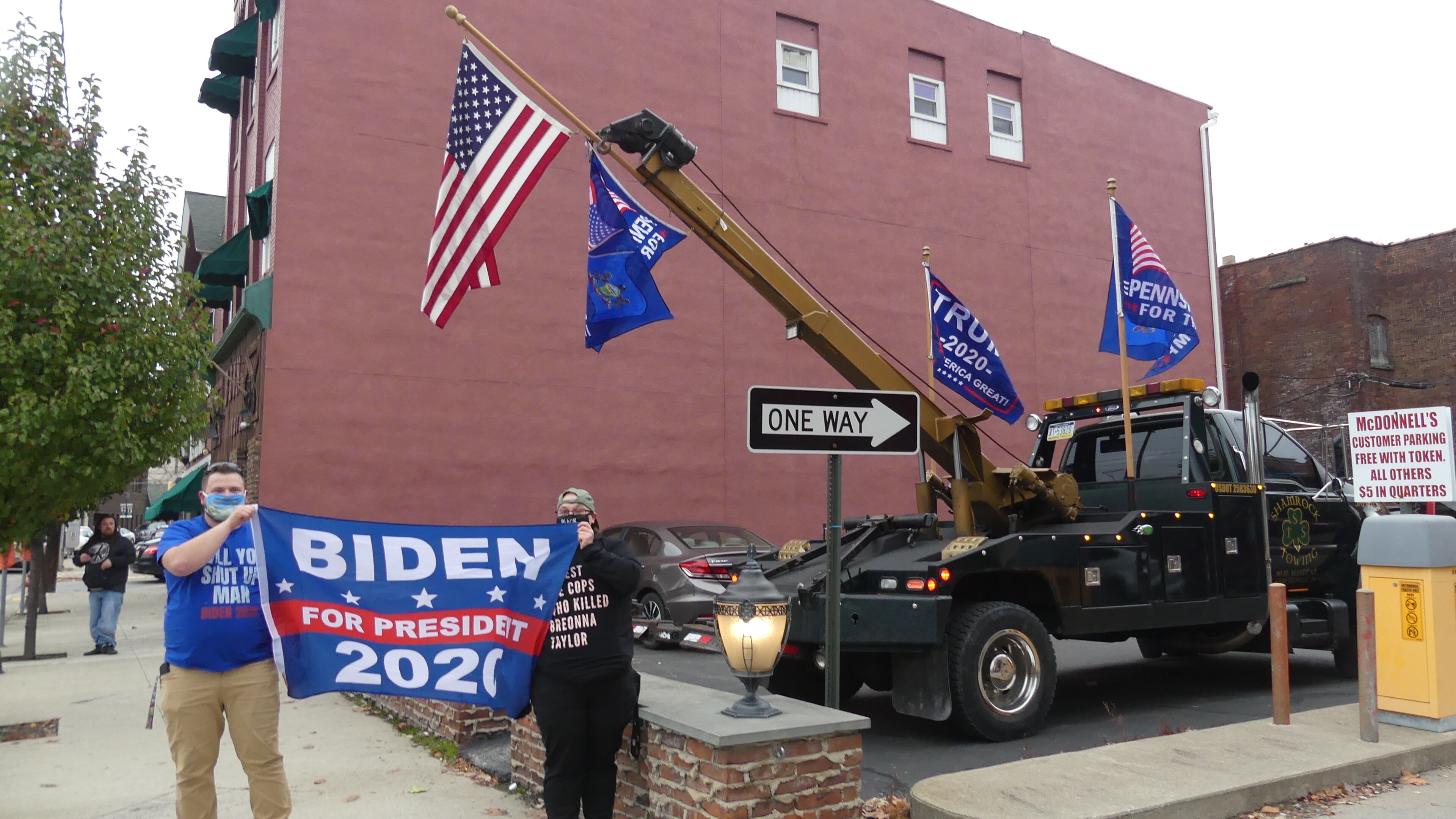 02/11/2020 Partidarios de Joe Biden muestran un cartel a su favor junto a banderas a favor de Donald Trump en Pensilvania
POLITICA NORTEAMÉRICA ESTADOS UNIDOS INTERNACIONAL
JULIA MINEEVA / ZUMA PRESS / CONTACTOPHOTO
