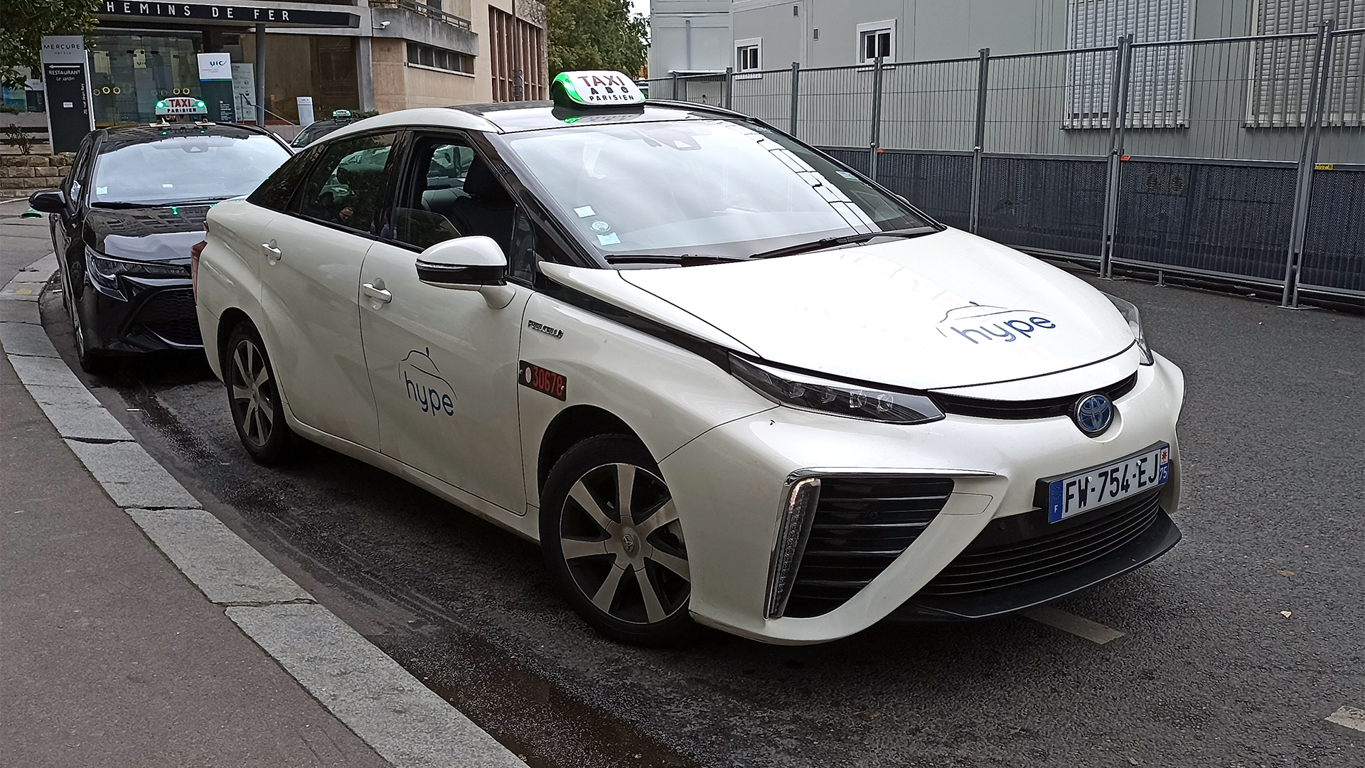 Muchas otras ciudades europeas adoptaron la propulsión a través de hidrógeno, como París, donde ya se ven en la calle los Toyota Mirai transportando pasajeros