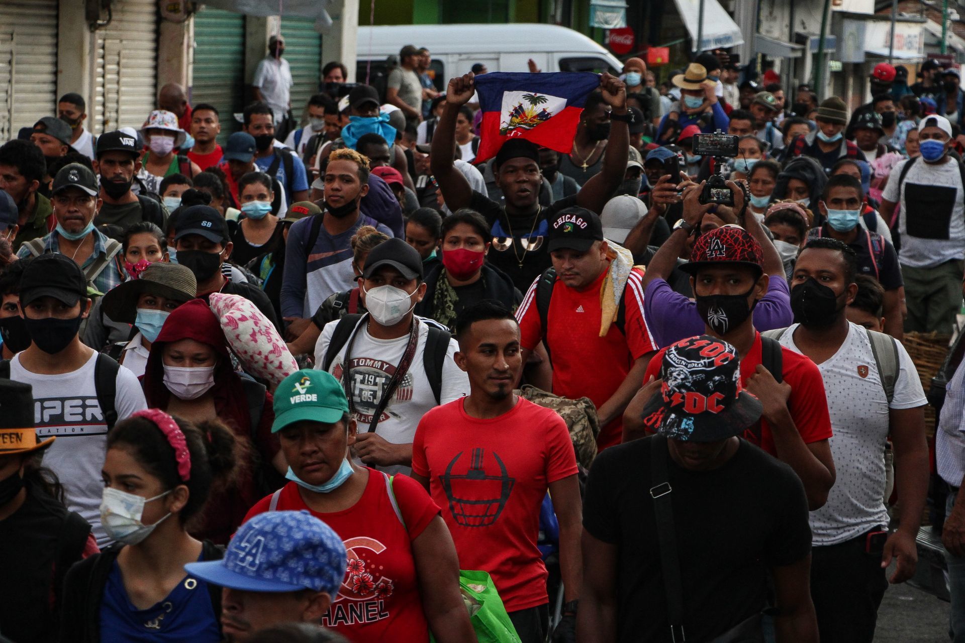 TAPACHULA, CHIAPAS, 04SEPTIEMBRE2021.- Al menos 300 migrantes salieron esta mañana de Tapachula específicamente de la plaza central camino al municipio de Huixtla. Los migrantes pretenden cruzar nuestro país en busca de llegar a la frontera norte .
ROGELIO MORALES /CUARTOSCURO