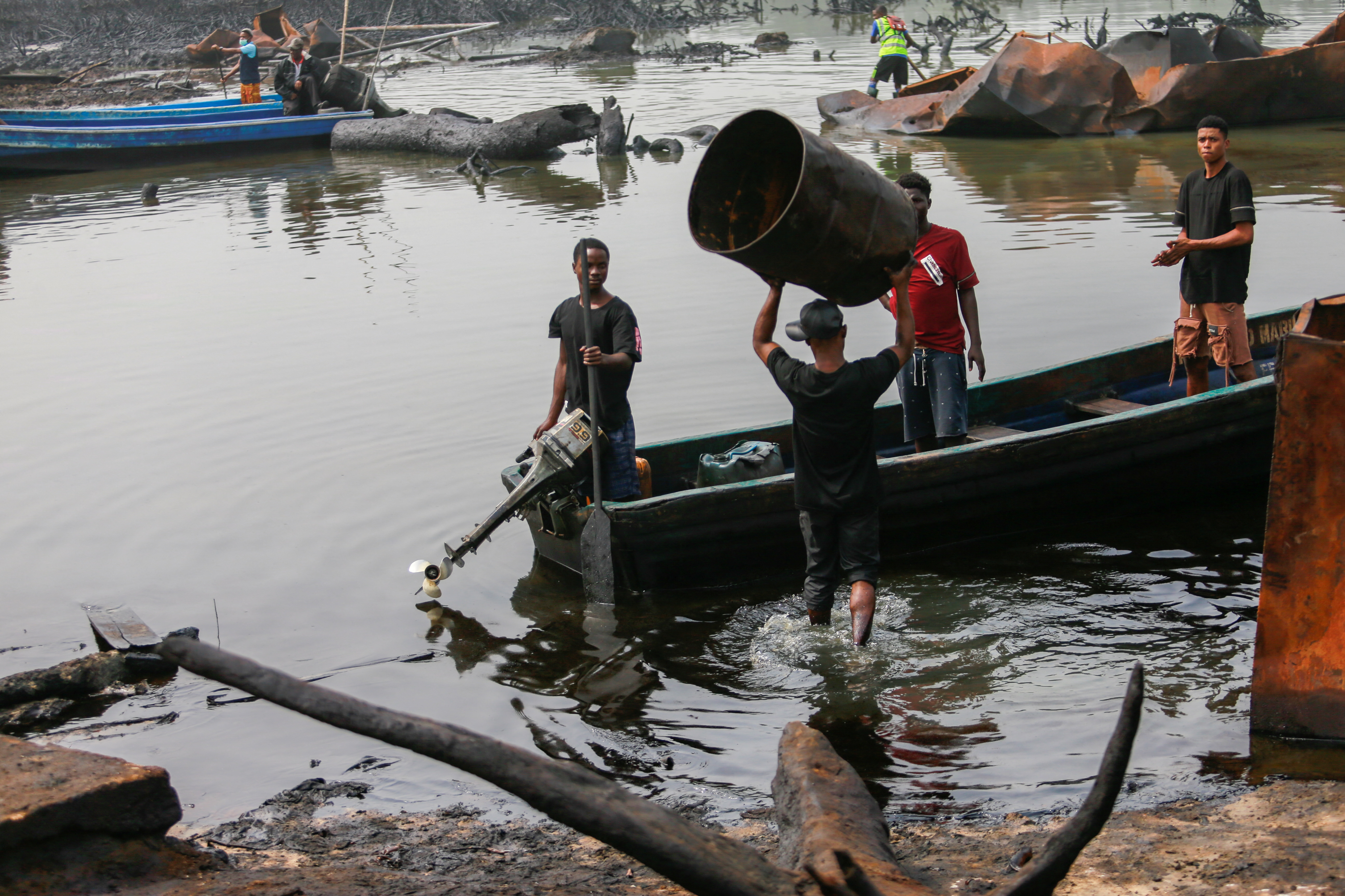 Refinería ilegal de petróleo en nigeria (Picture taken January 28, 2022. REUTERS/Afolabi Sotunde)