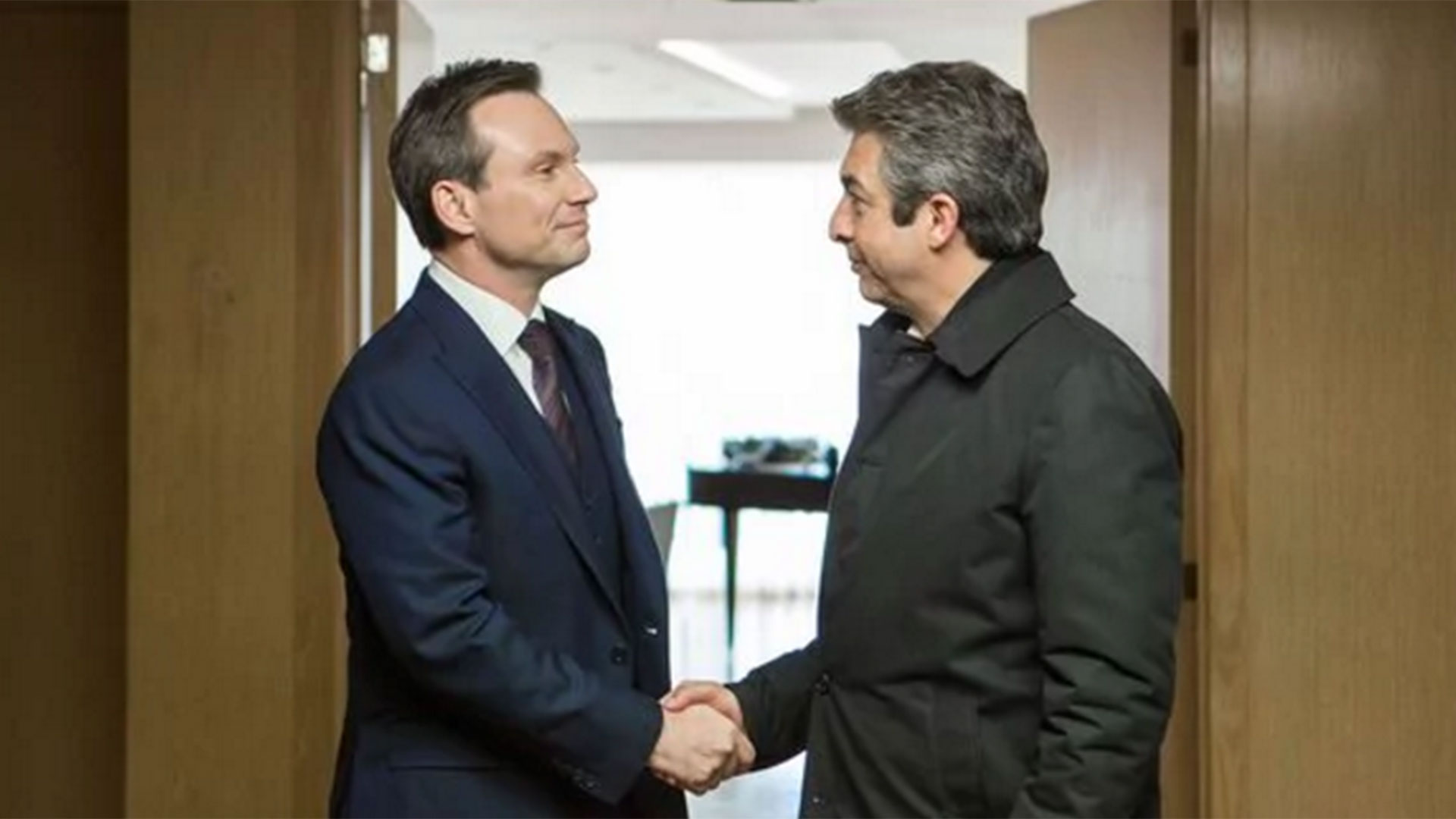 Slater con Darín, en una escena del film "la cordillera"