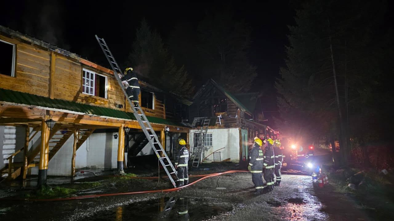 Un impactante incendio destruy&oacute; un ex motel en Villa La Angostura: decenas de familias se tuvieron que autoevacuar