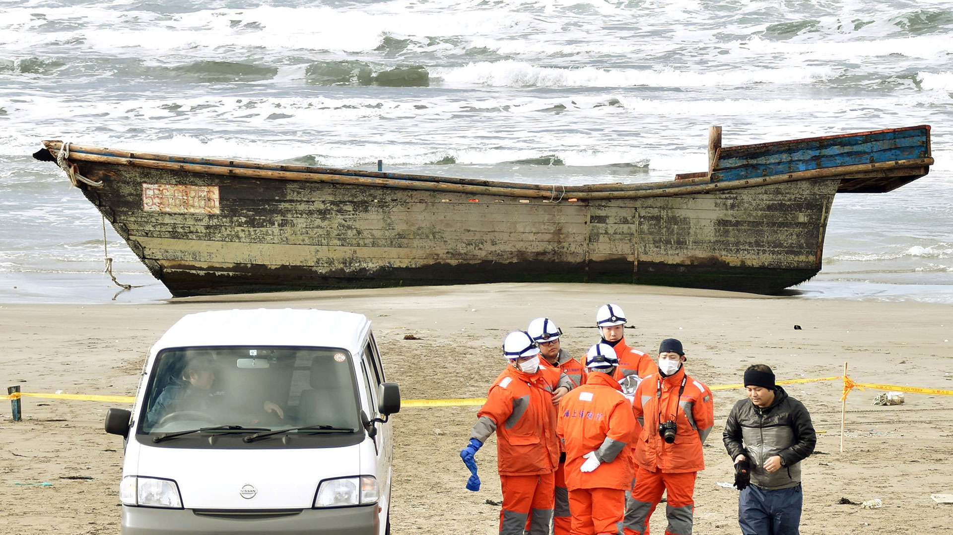 El 27 de noviembre de 2017, la Guardia Costera japonesa encontró un bote de madera, que llegó a tierra con ocho cuerpos parcialmente esqueléticos, en Oga, Prefectura de Akita, Japón (Kyodo a través del archivo de Reuters)