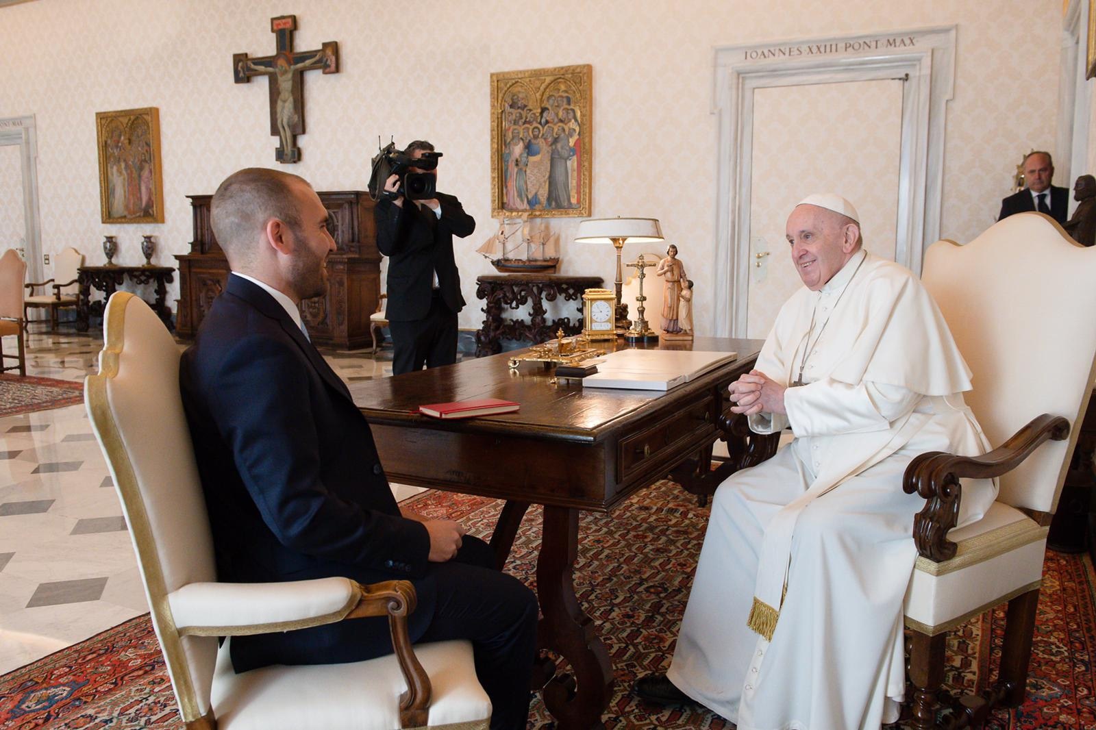 Guzmán e Papa Francesco, che lo scorso novembre lo hanno nominato membro della Pontificia Accademia delle Scienze EFE / Ambasciata Argentina in Italia