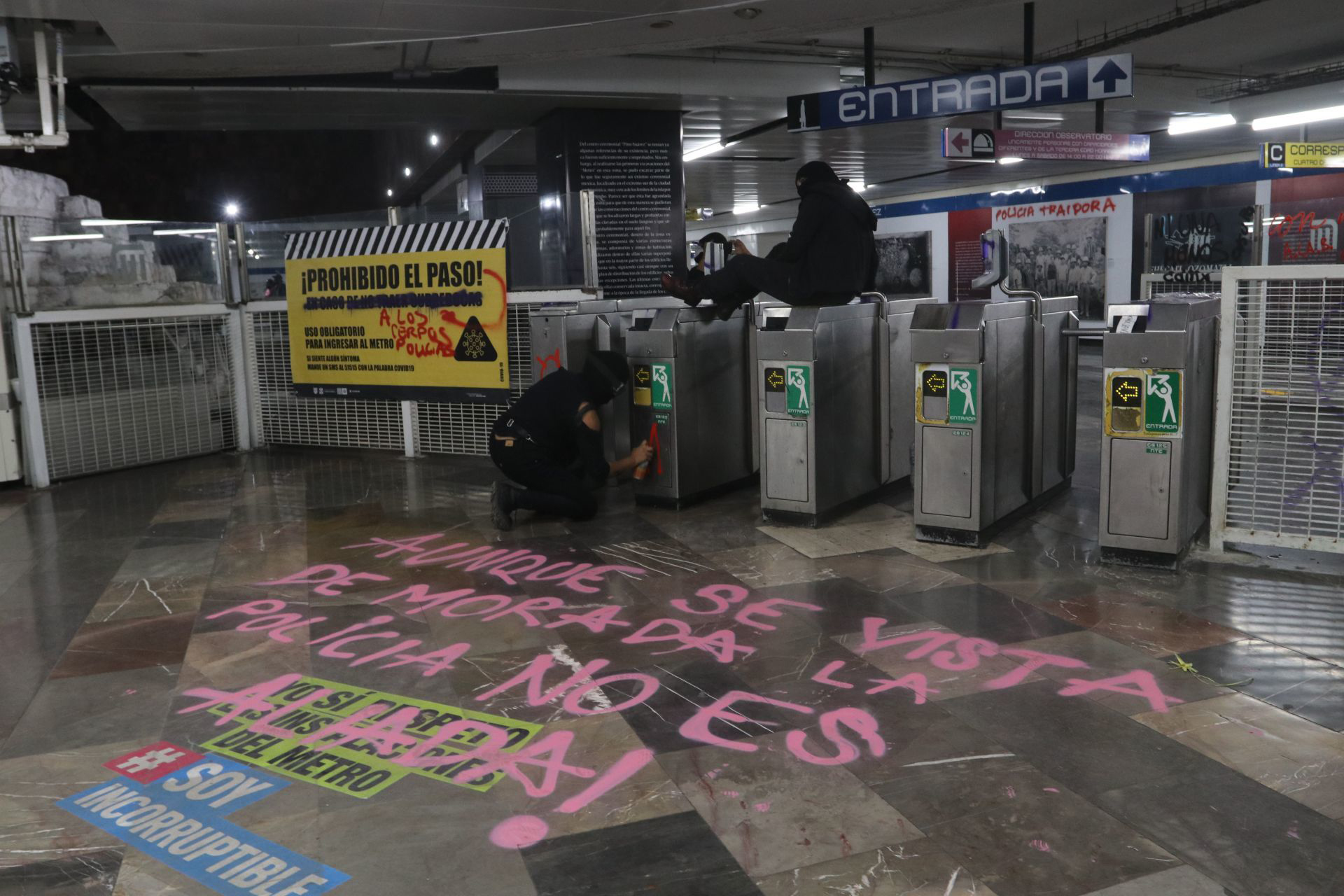 Un grupo de manifestantes protestó en la estación del metro Pino Suárez de forma