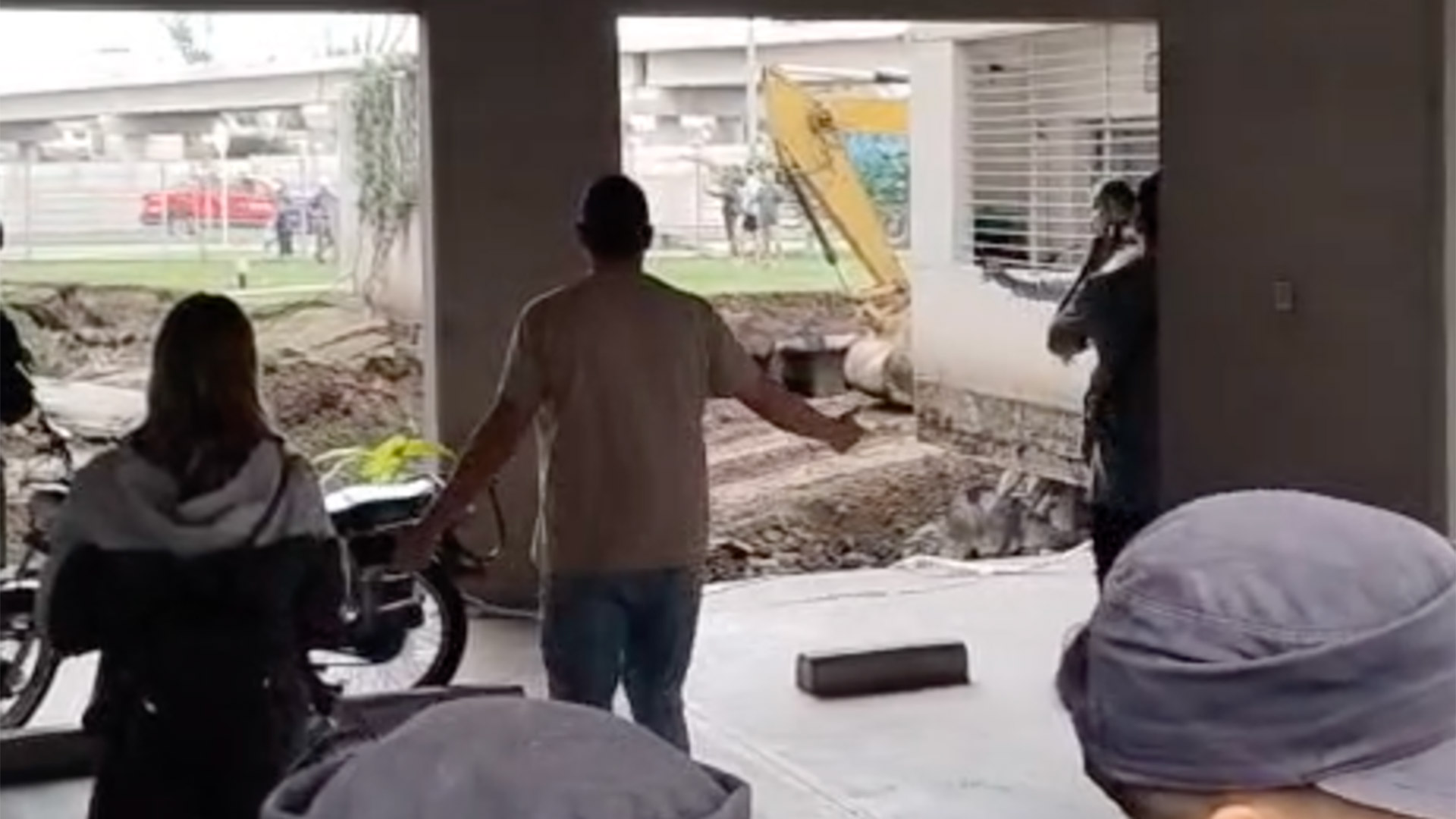 Impactantes lluvias en La Rioja: colapsó un puente y se inundó la estación de micros en Chilecito