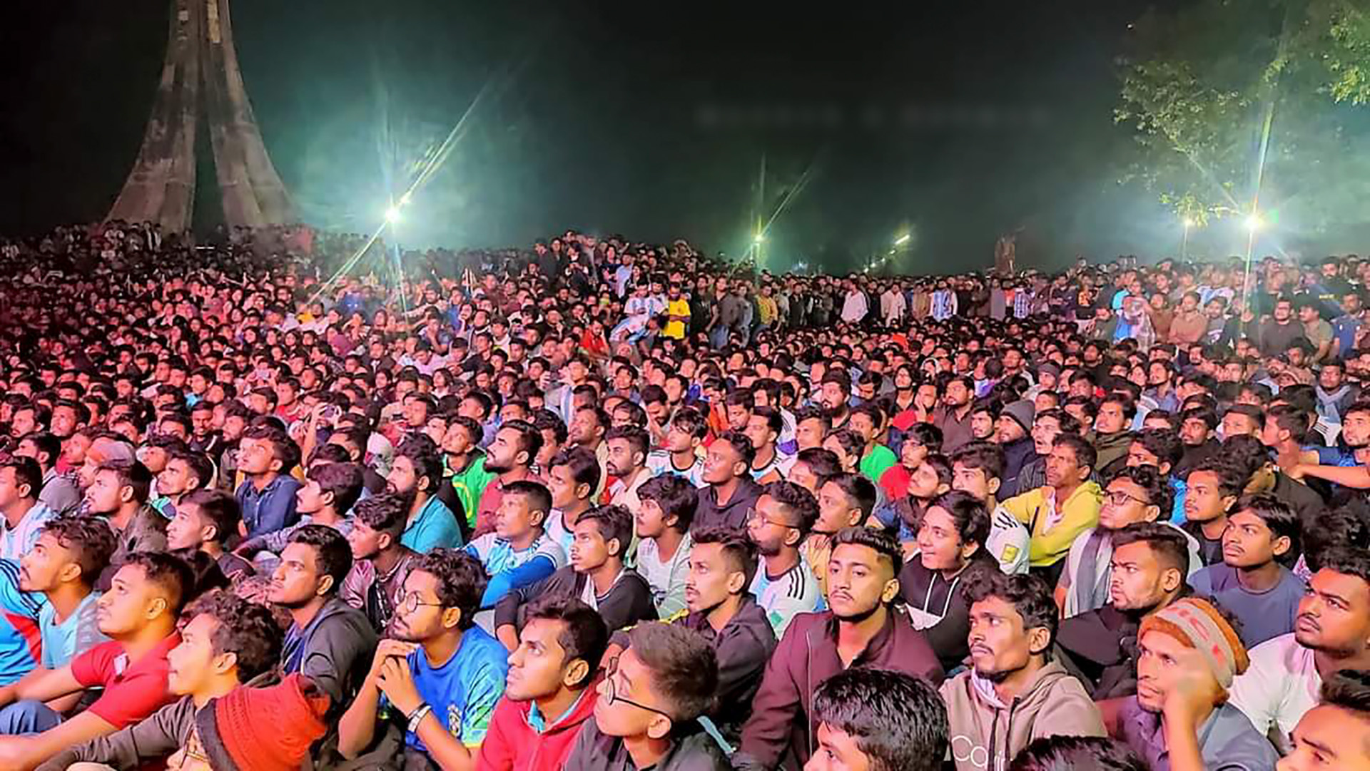 Los fanáticos en Bangladesh se reúnen a mirar los partidos de la Albiceleste a pesar de que se desarrollen durante la madrugada