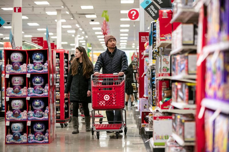 Unos clientes realizan las compras en una tienda Target en Chicago, Illinois. REUTERS/Jim Vondruska