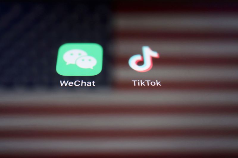 Iconos de las apps WeChat y TikTok con el fondo de la bandera de Estados Unidos, en una foto de ilustración (REUTERS/Florence Lo/Illustration/Archivo)