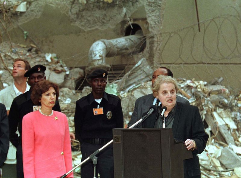 FOTO DE ARCHIVO: La Secretaria de Estado de EEUU Madeleine Albright (R) y la Embajadora en Kenia Prudence Bushne (L) se dirigen a los kenianos en la zona dañada por la bomba cerca de la Embajada de EEUU en Nairobi el 18 de agosto 1998.  JN/GB/File Photo