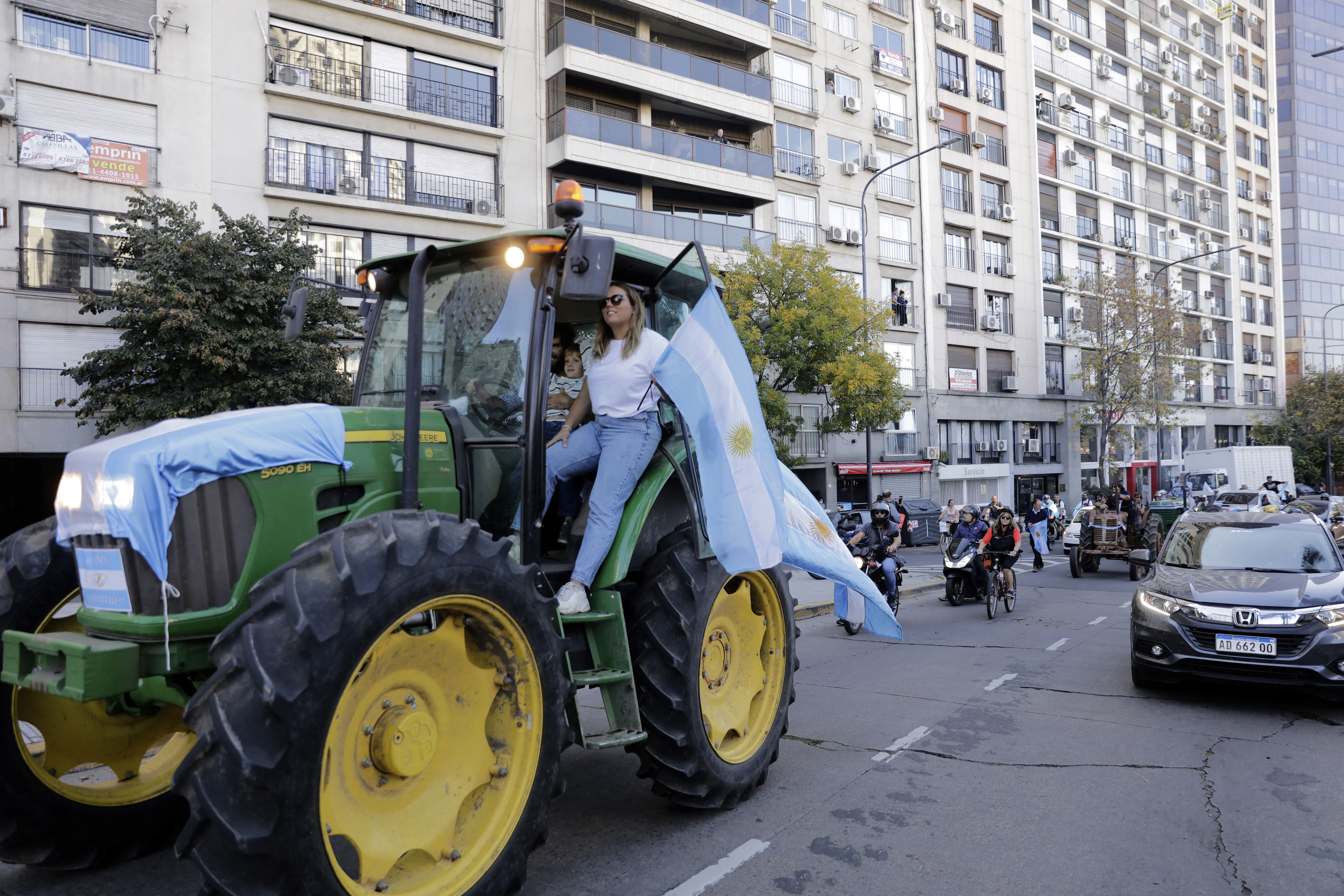 Un tractor embanderado, símbolo de la protesta que el campo realizó en la ciudad de Buenos Aires (Foto: Emiliano Lasalvia / AFP)