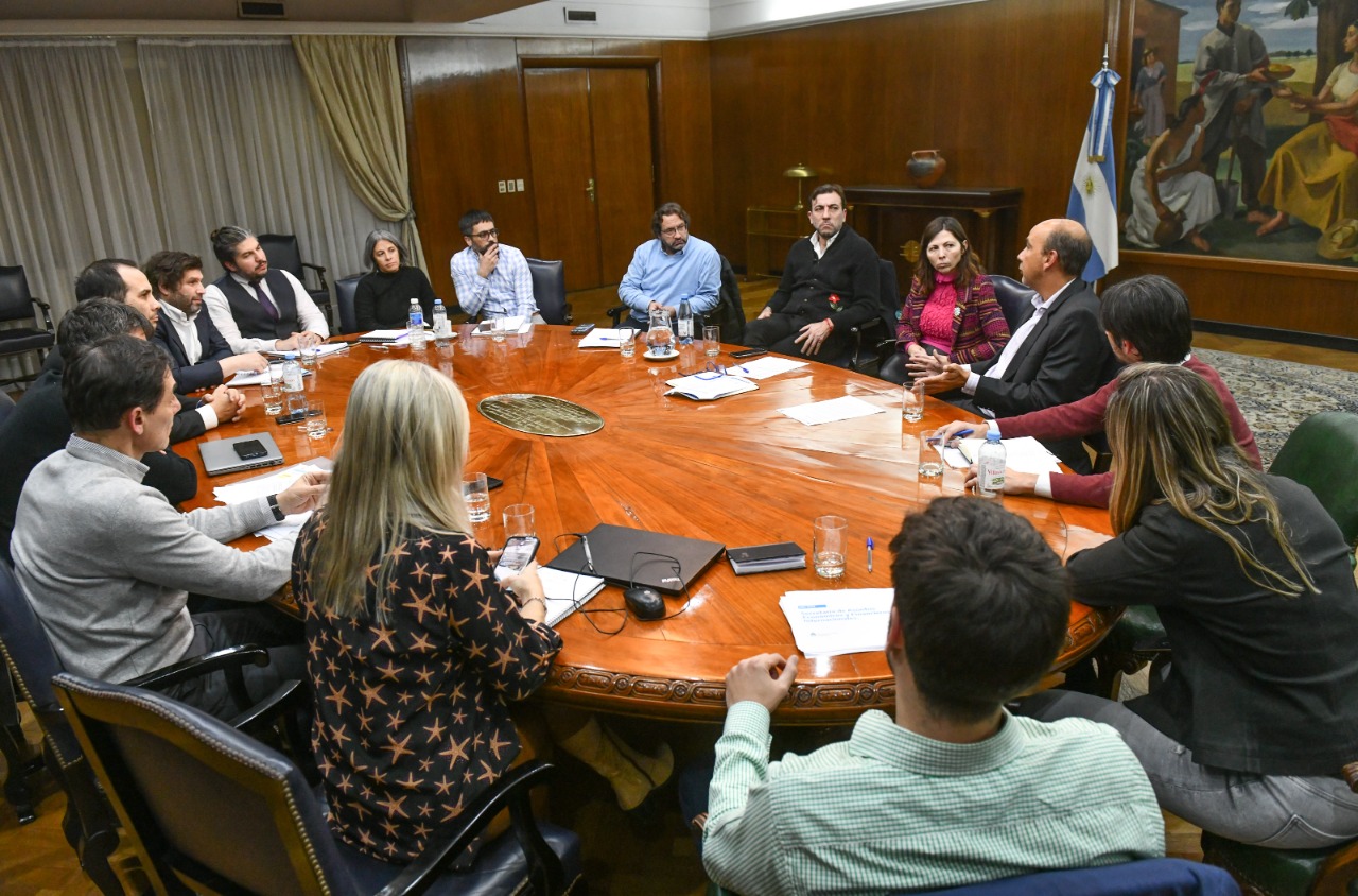 El secretario de Finanzas Eduardo Setti explica ante Batakis y el resto de los funcionarios del ministerios los primeros pasos del programa financiero