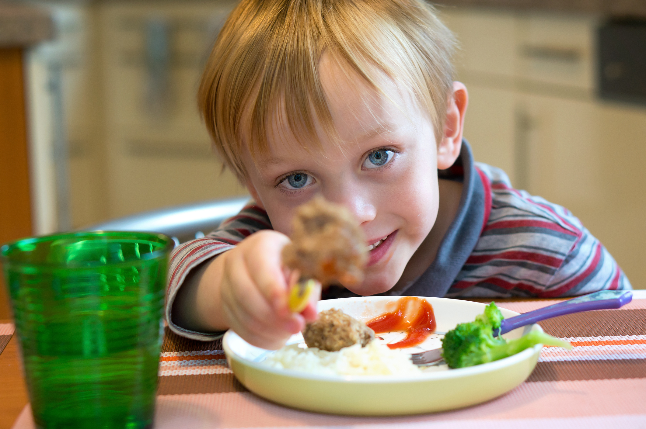 Encontrar el momento para cocinar con los niños, es bueno invitarlos a descubrir sabores y texturas (Getty Images)