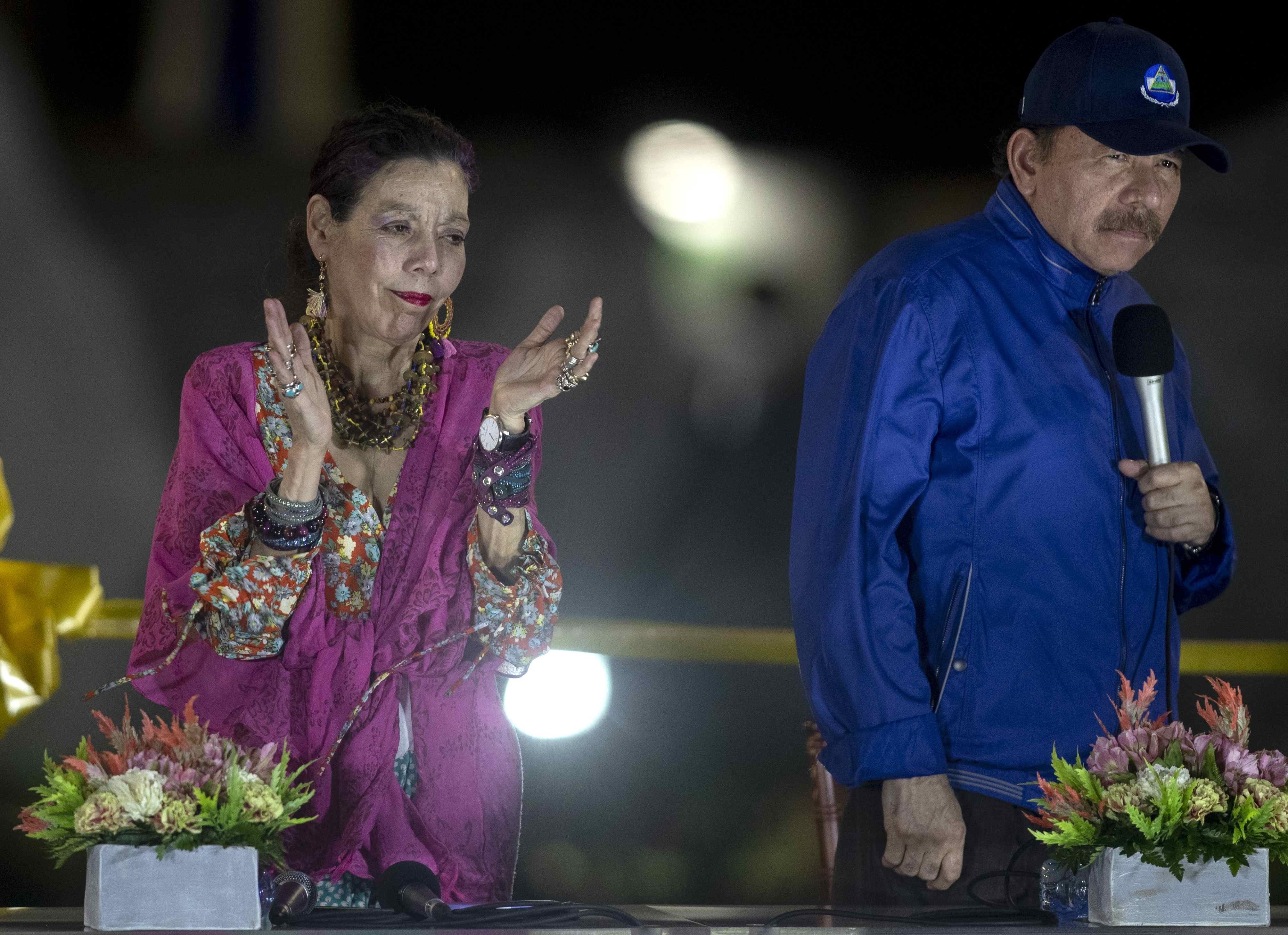 El dictador de Nicaragua, Daniel Ortega (d), y la vicepresidenta, Rosario Murillo