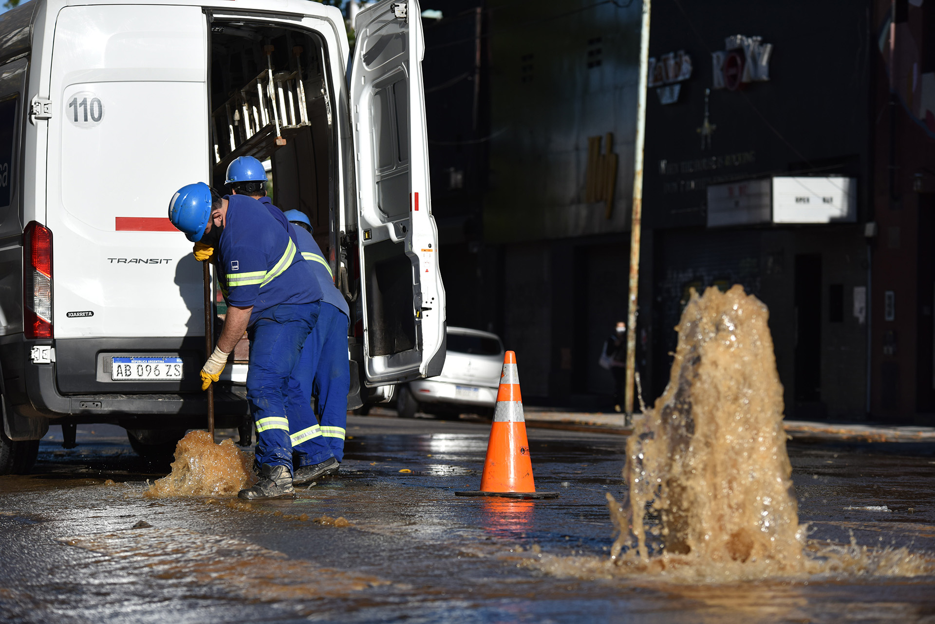 Trabajadores de AySA intentan parar la salida del agua