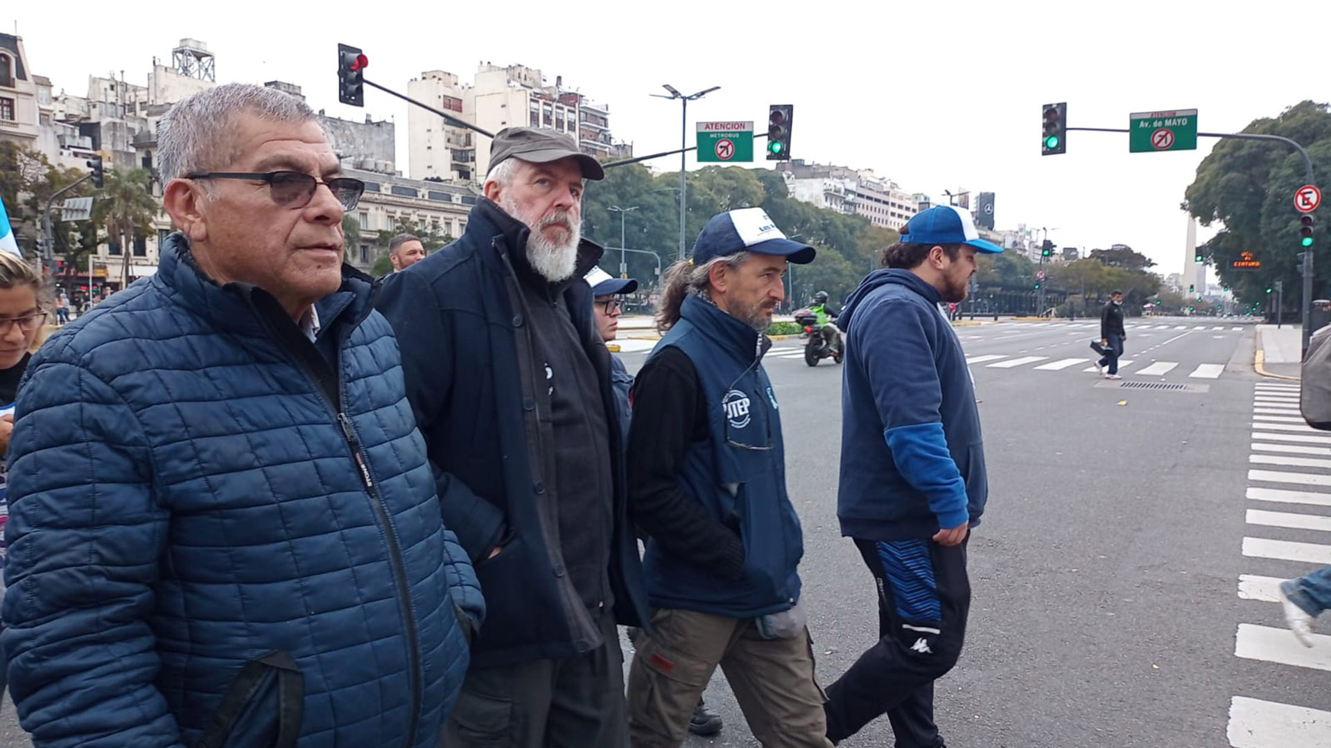 Los integrantes de la UTEP, Esteba Castro y Juan Carlos Alderete, caminan hasta Plaza de Mayo para reunirse con Eduardo Belliboni y Dina SÃ¡nches