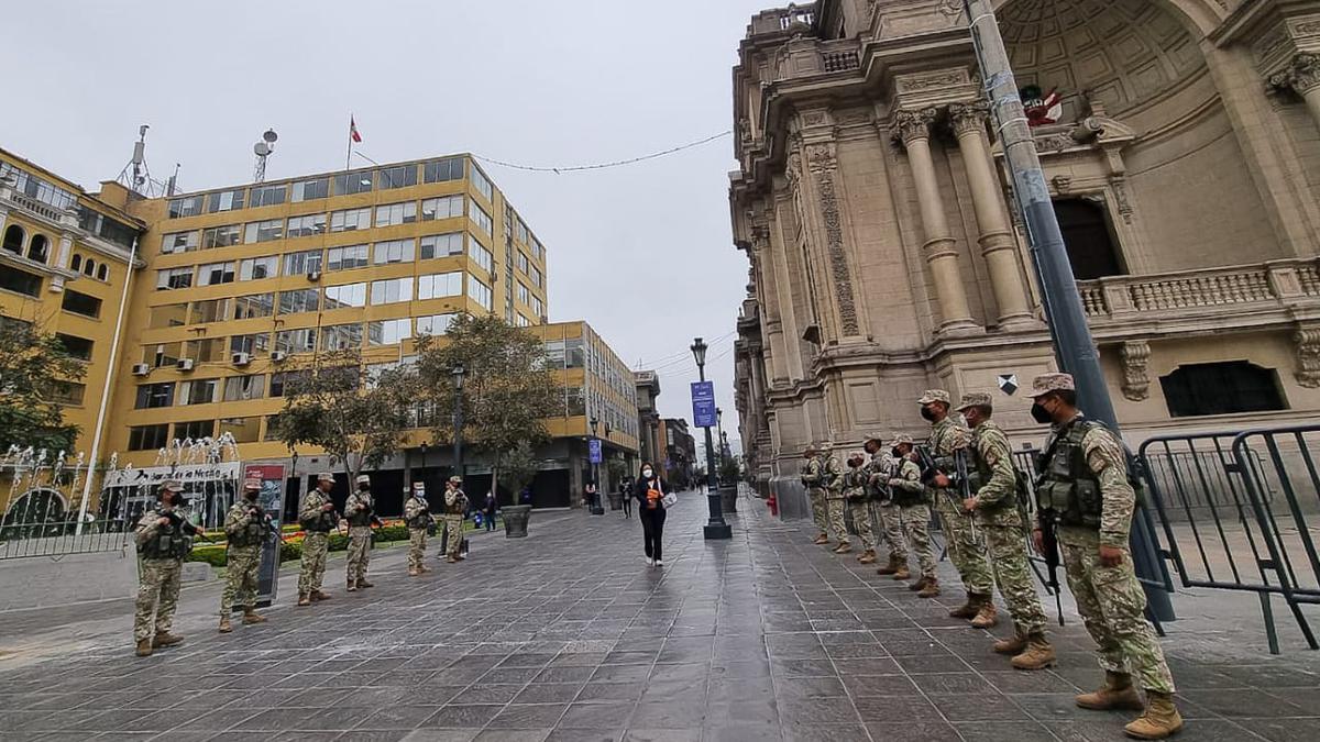 Militares aparecieron en las inmediaciones de Palacio de Gobierno tras presentarse la denuncia constitucional contra Pedro Castillo.