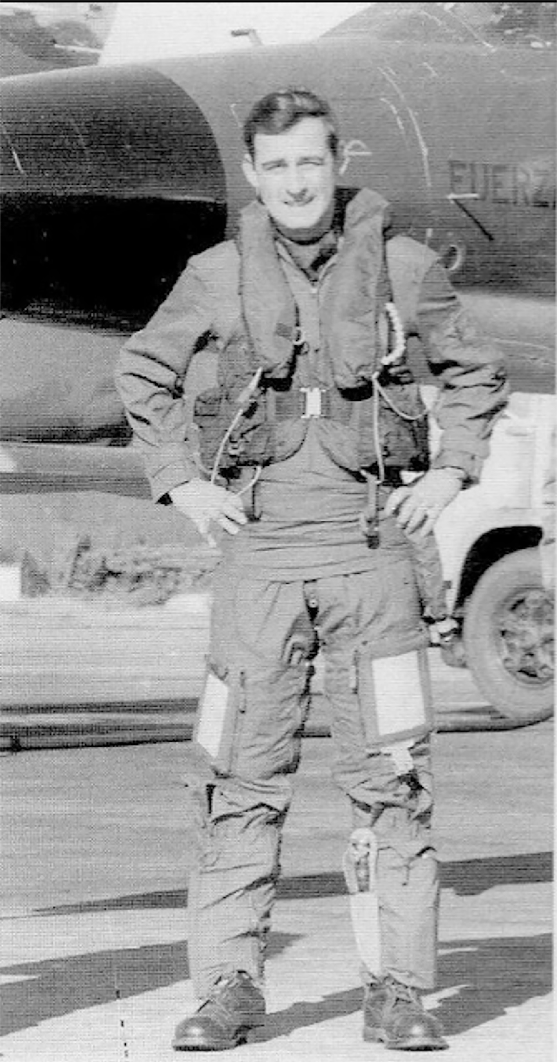 El Teniente Primero José Leónidas Ardiles, delante del avión Dagger que piloteó en la Guerra de las Malvinas