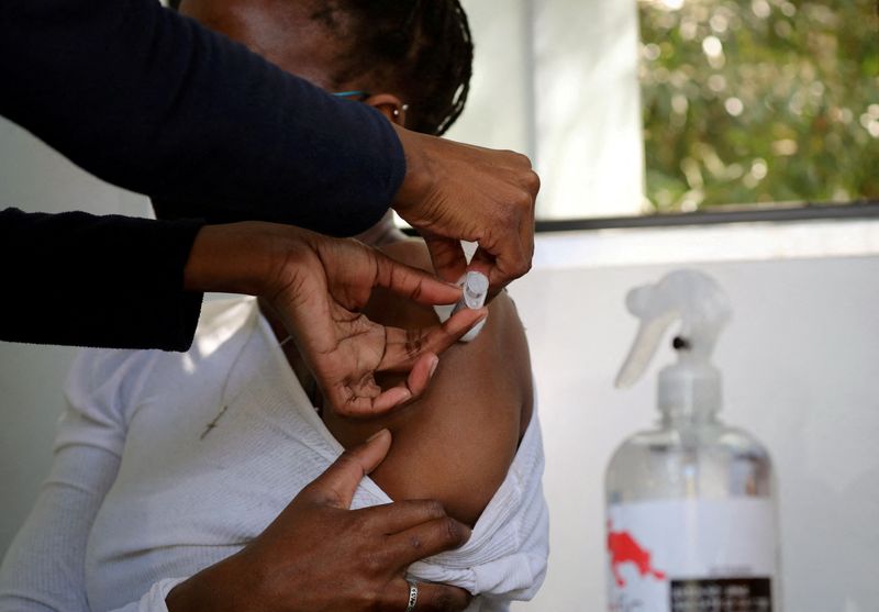 Fauci dijo que sí considera posible controlar el virus “a cierto nivel, mediante la vacunación” (REUTERS/ Sumaya Hisham)